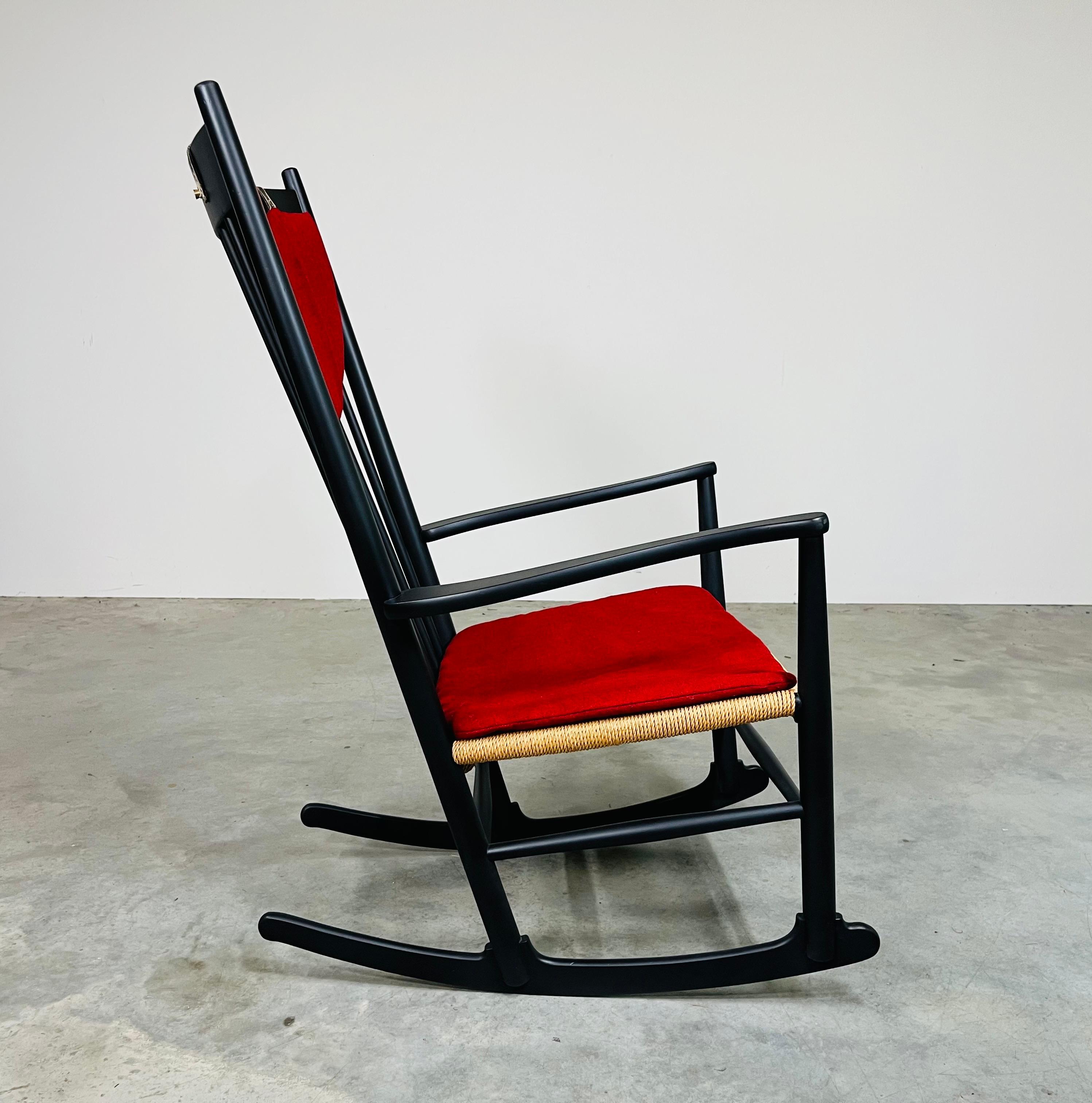 Schwarz lackierter Hans J. Wegner J16 Schaukelstuhl oder Schaukelstuhl für FDB Mobler, schwarz lackiert, 1963 (Skandinavische Moderne) im Angebot