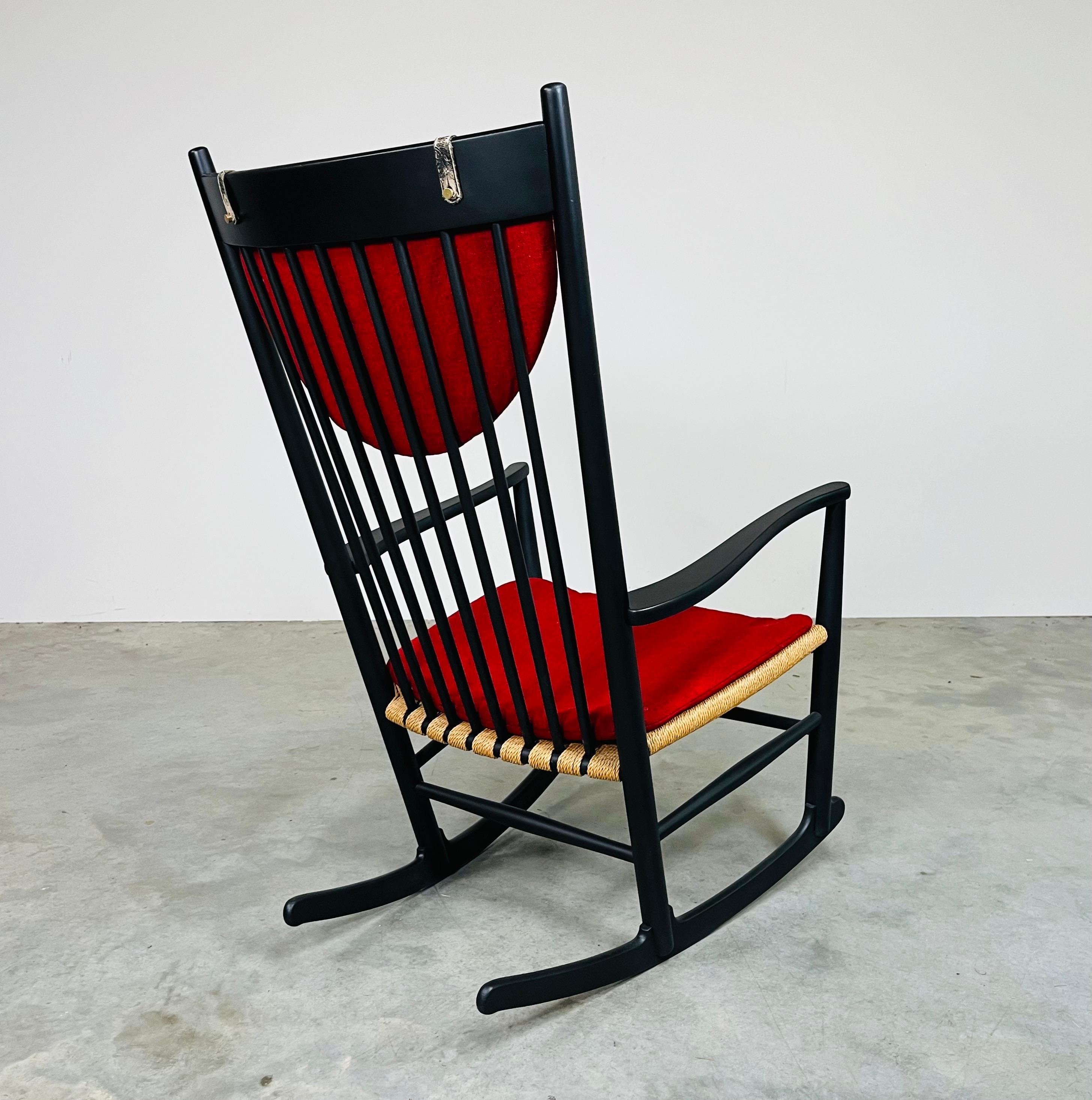 Schwarz lackierter Hans J. Wegner J16 Schaukelstuhl oder Schaukelstuhl für FDB Mobler, schwarz lackiert, 1963 (Dänisch) im Angebot