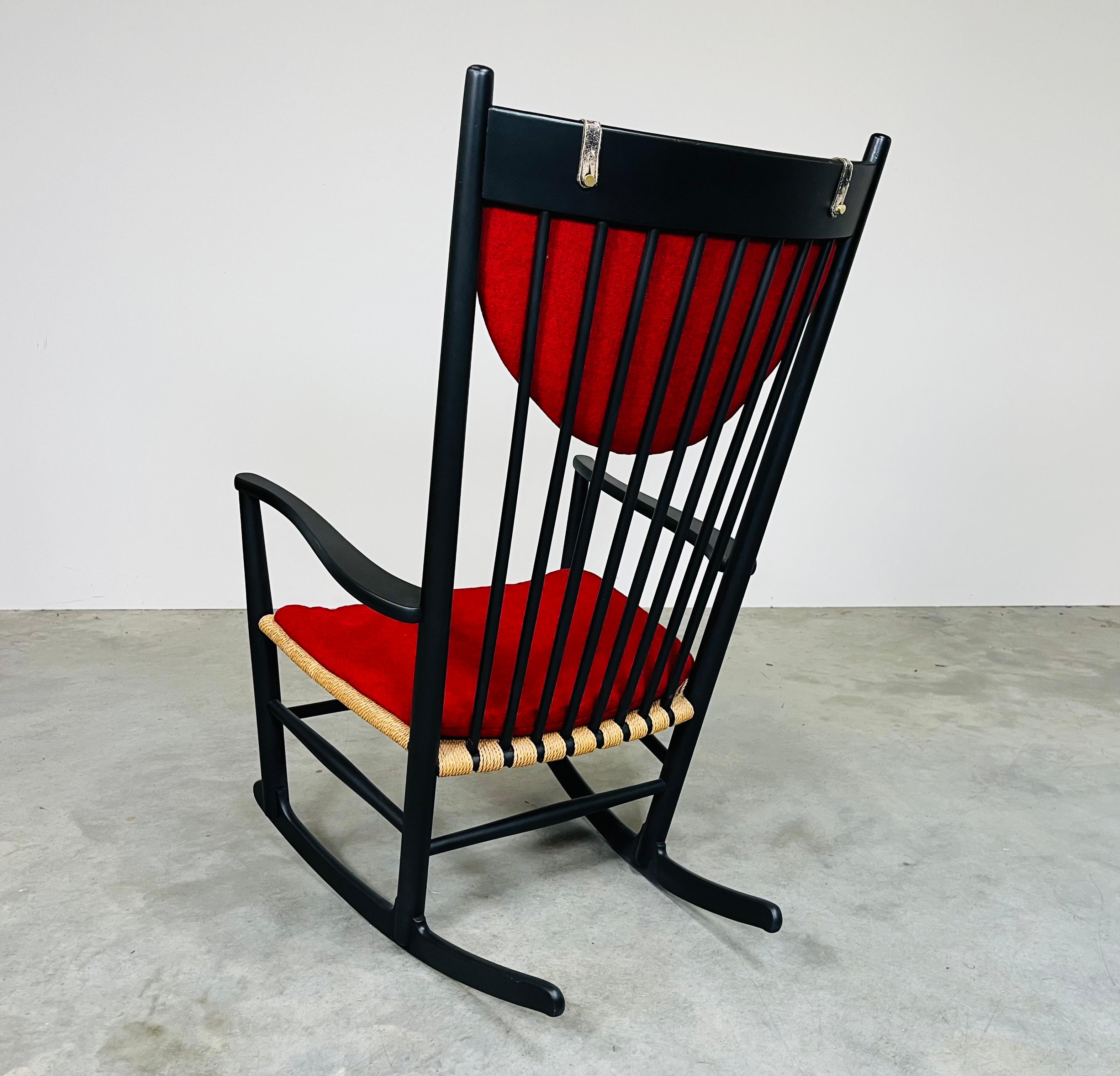 Schwarz lackierter Hans J. Wegner J16 Schaukelstuhl oder Schaukelstuhl für FDB Mobler, schwarz lackiert, 1963 im Zustand „Hervorragend“ im Angebot in Southampton, NJ