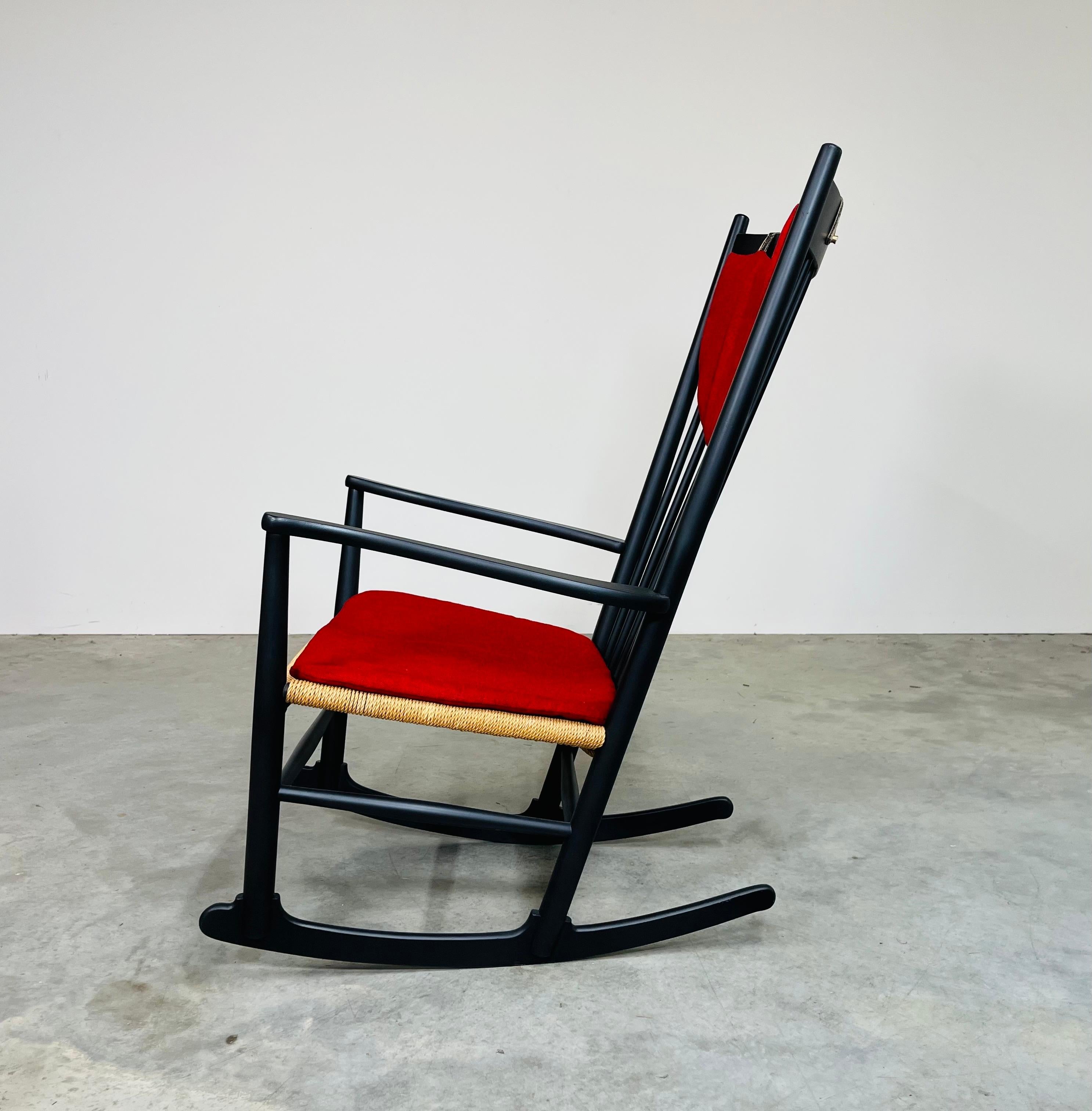 Schwarz lackierter Hans J. Wegner J16 Schaukelstuhl oder Schaukelstuhl für FDB Mobler, schwarz lackiert, 1963 (20. Jahrhundert) im Angebot