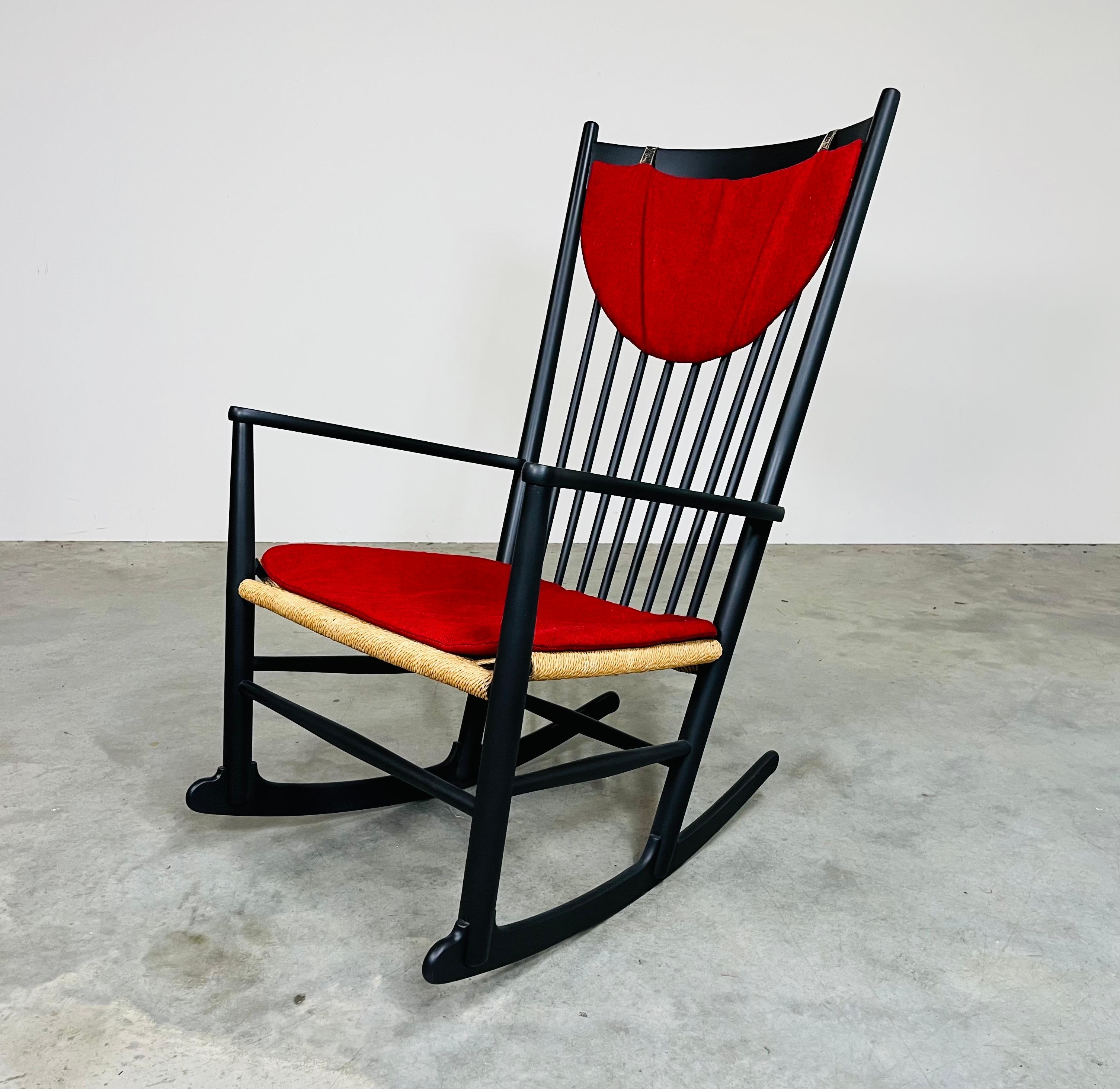 Schwarz lackierter Hans J. Wegner J16 Schaukelstuhl oder Schaukelstuhl für FDB Mobler, schwarz lackiert, 1963 (Messing) im Angebot