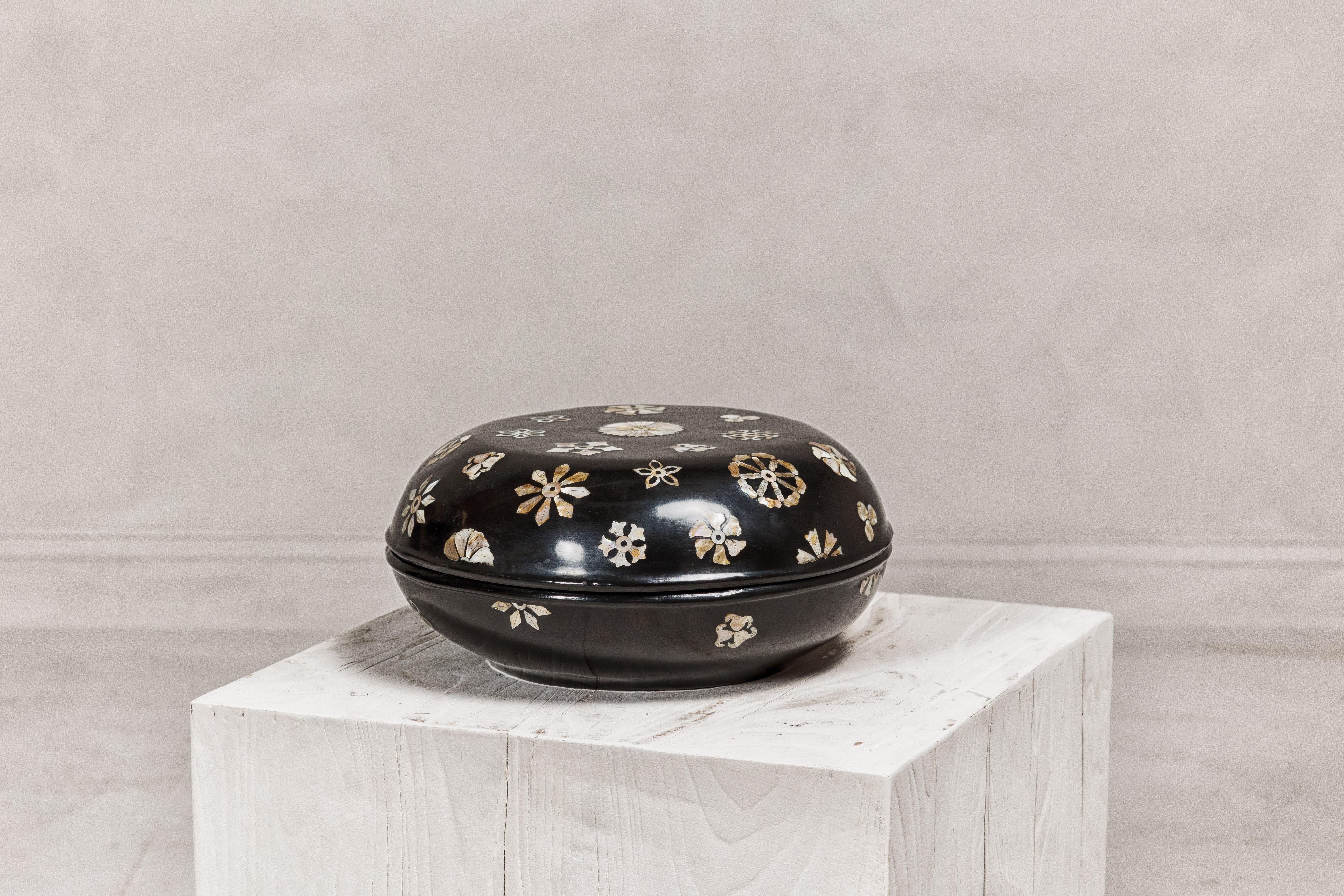 Boîte circulaire à couvercle laqué noir avec décor floral en nacre en vente 3