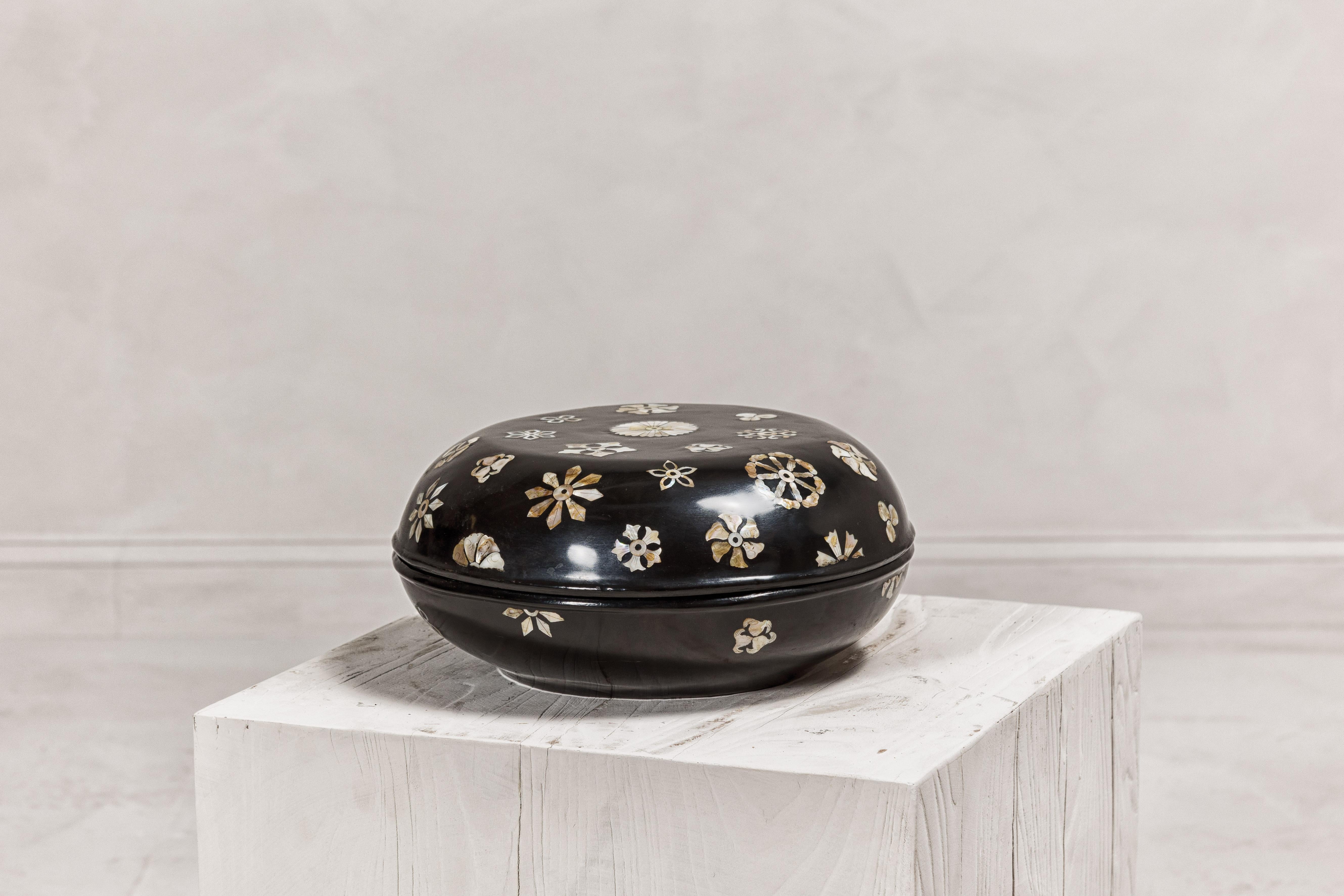 Boîte circulaire à couvercle laqué noir avec décor floral en nacre en vente 4