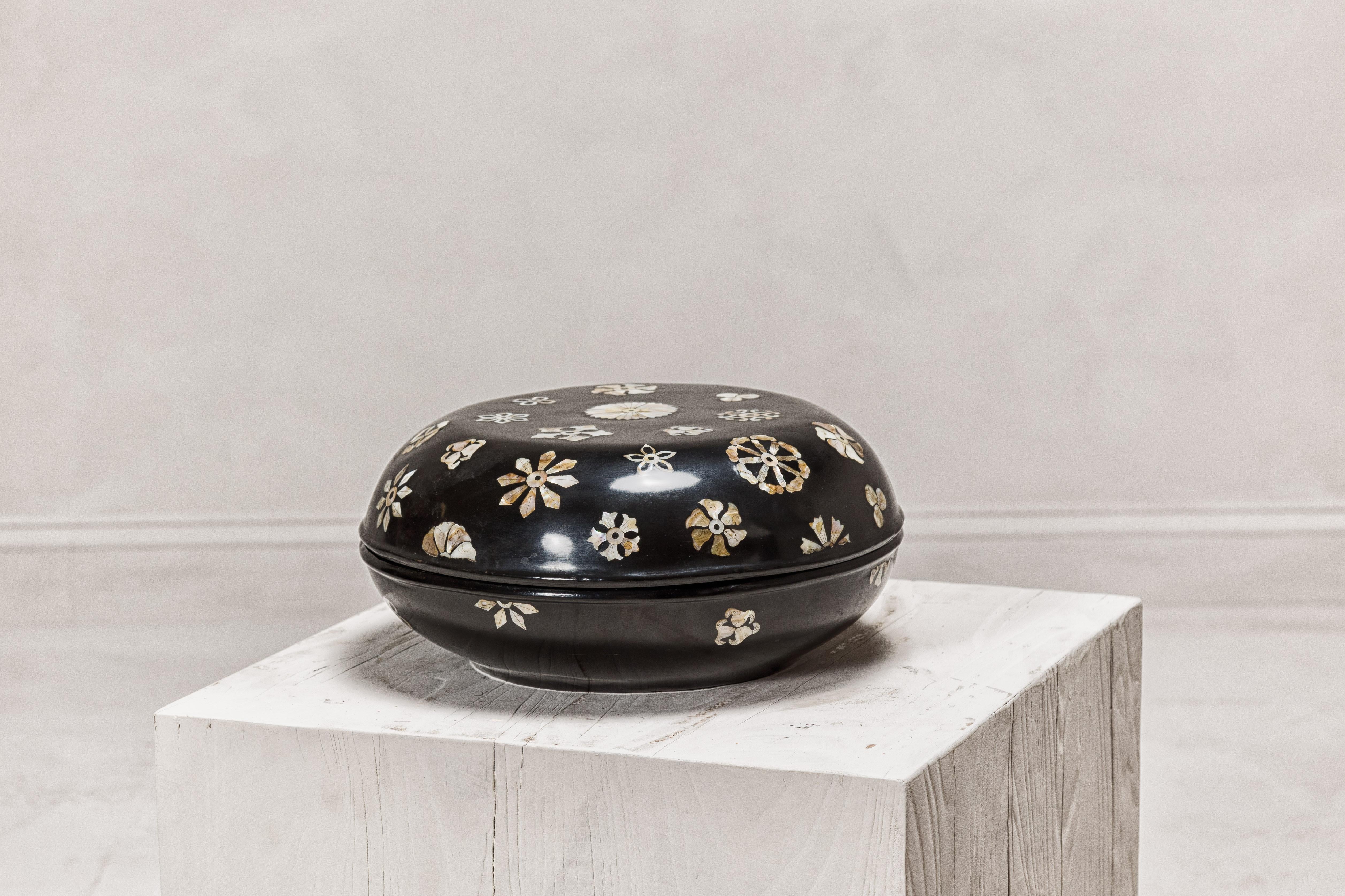 Boîte circulaire à couvercle laqué noir avec décor floral en nacre en vente 5