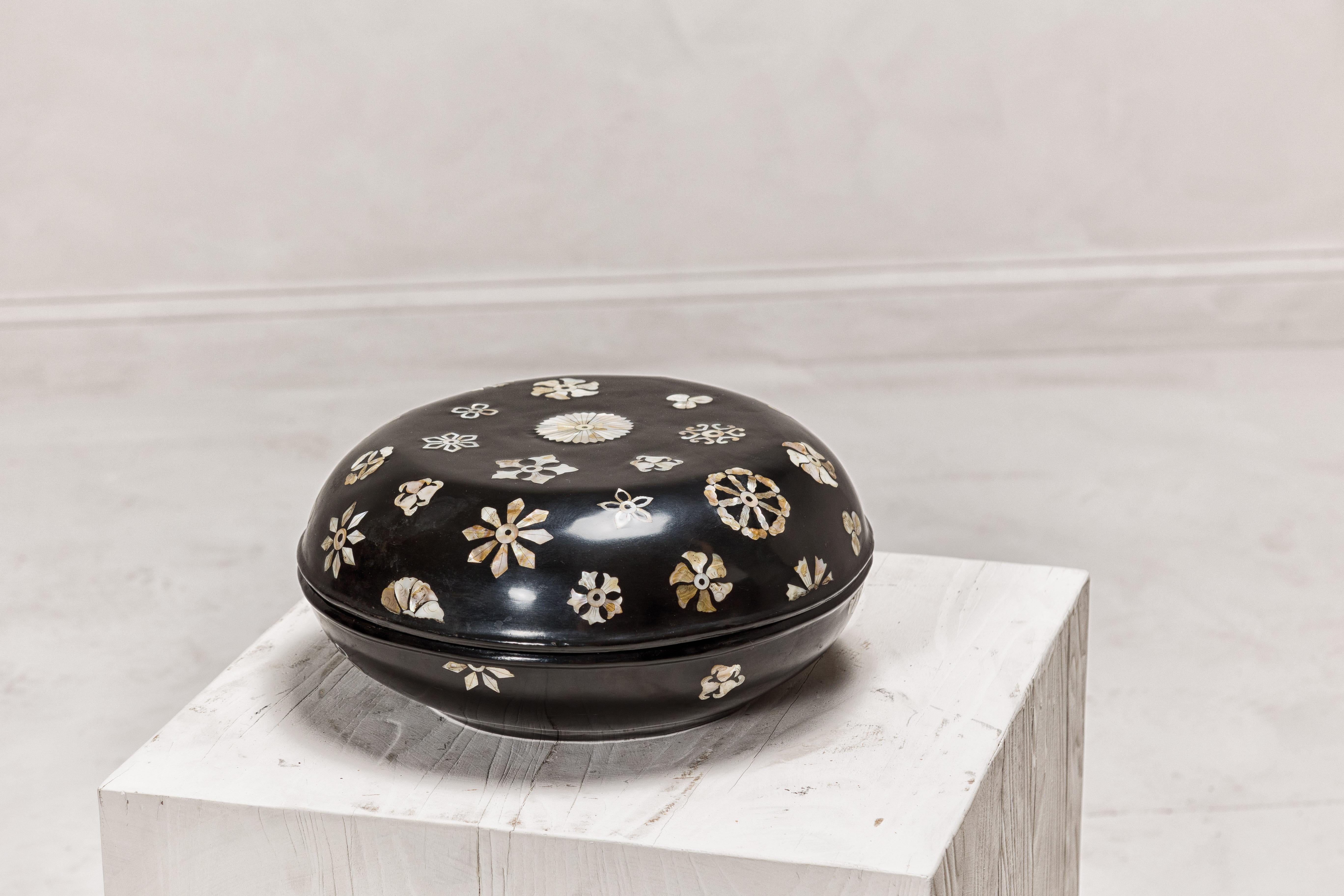 Boîte circulaire à couvercle laqué noir avec décor floral en nacre en vente 6