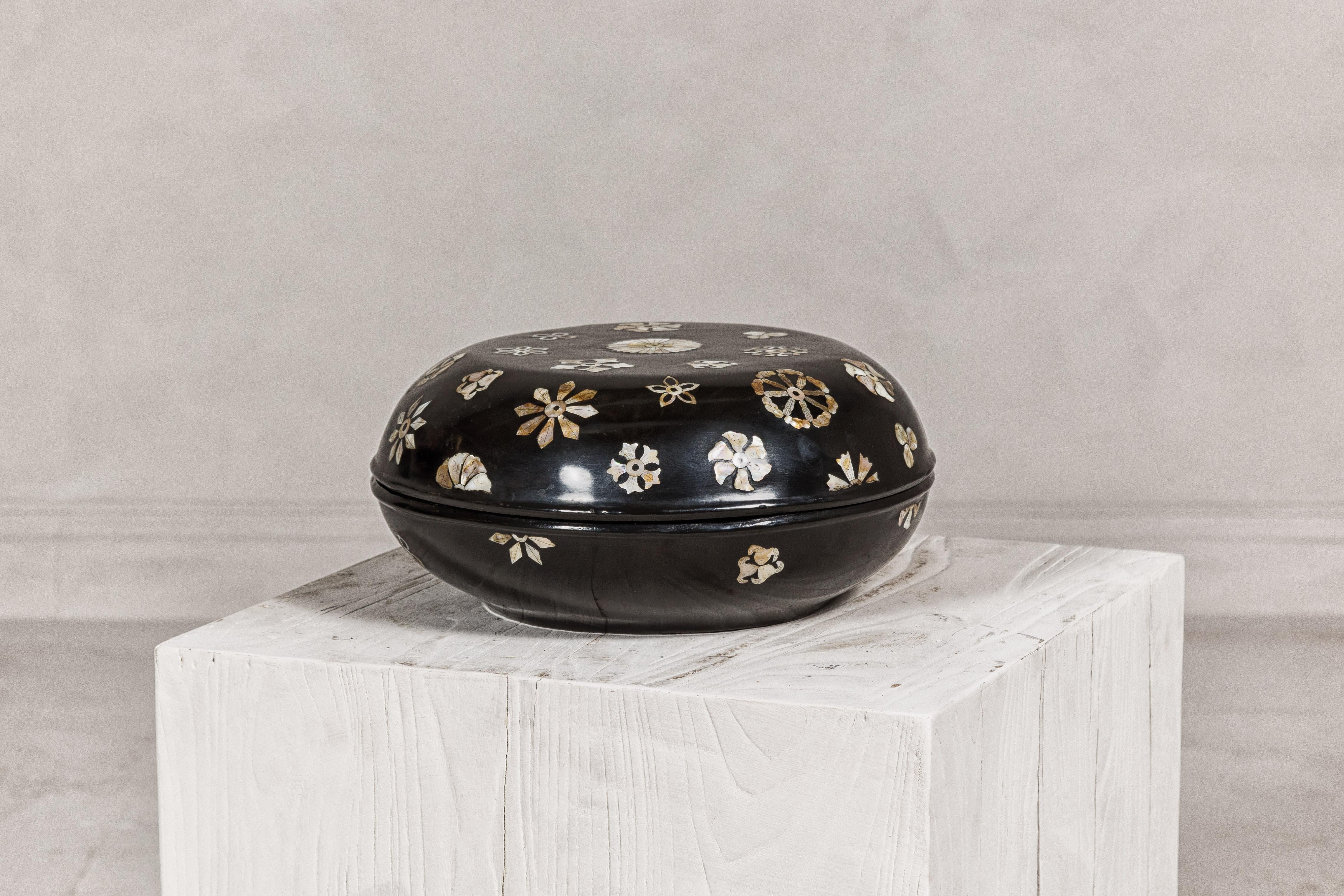 Boîte circulaire à couvercle laqué noir avec décor floral en nacre en vente 7