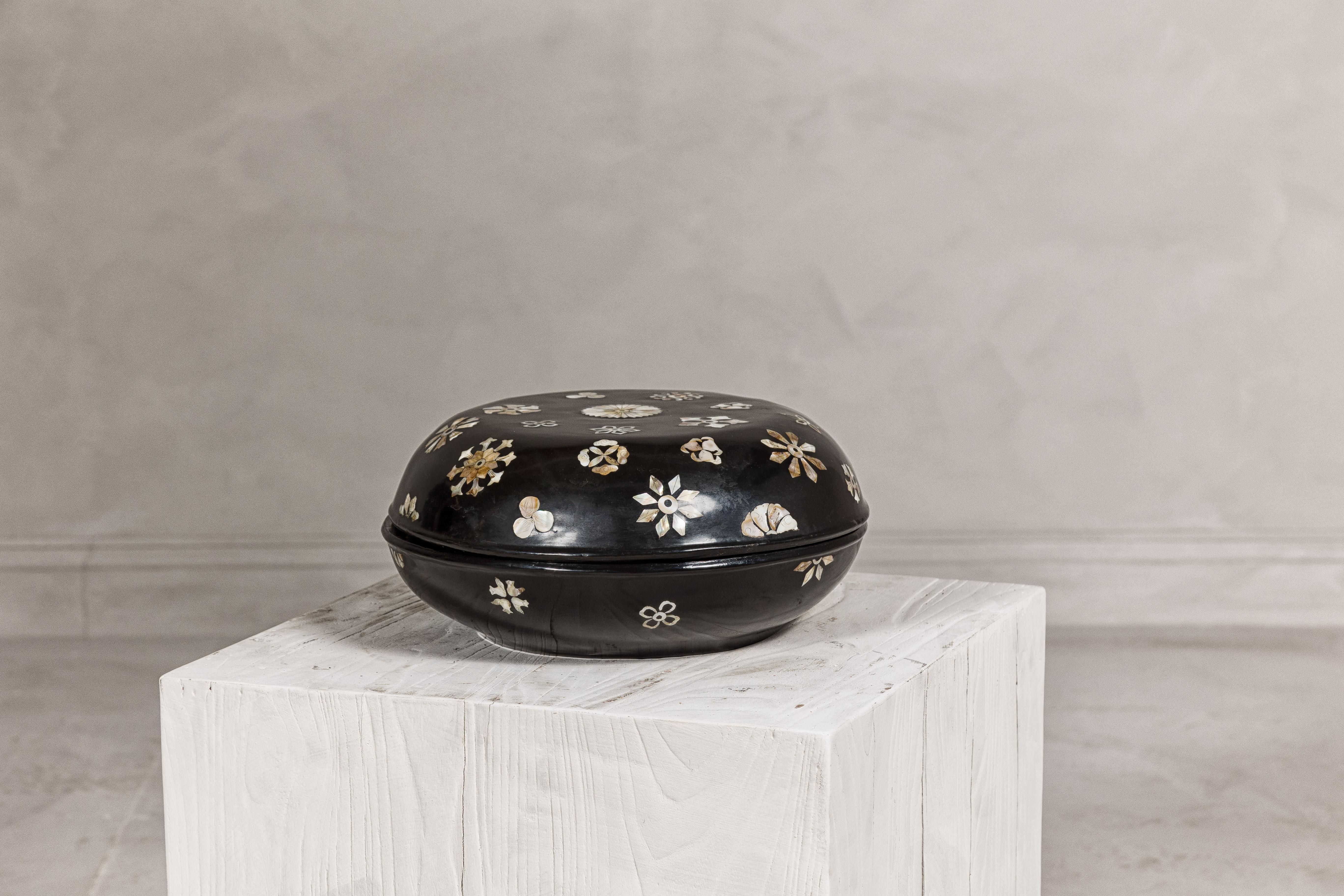 Boîte circulaire à couvercle laqué noir avec décor floral en nacre en vente 8