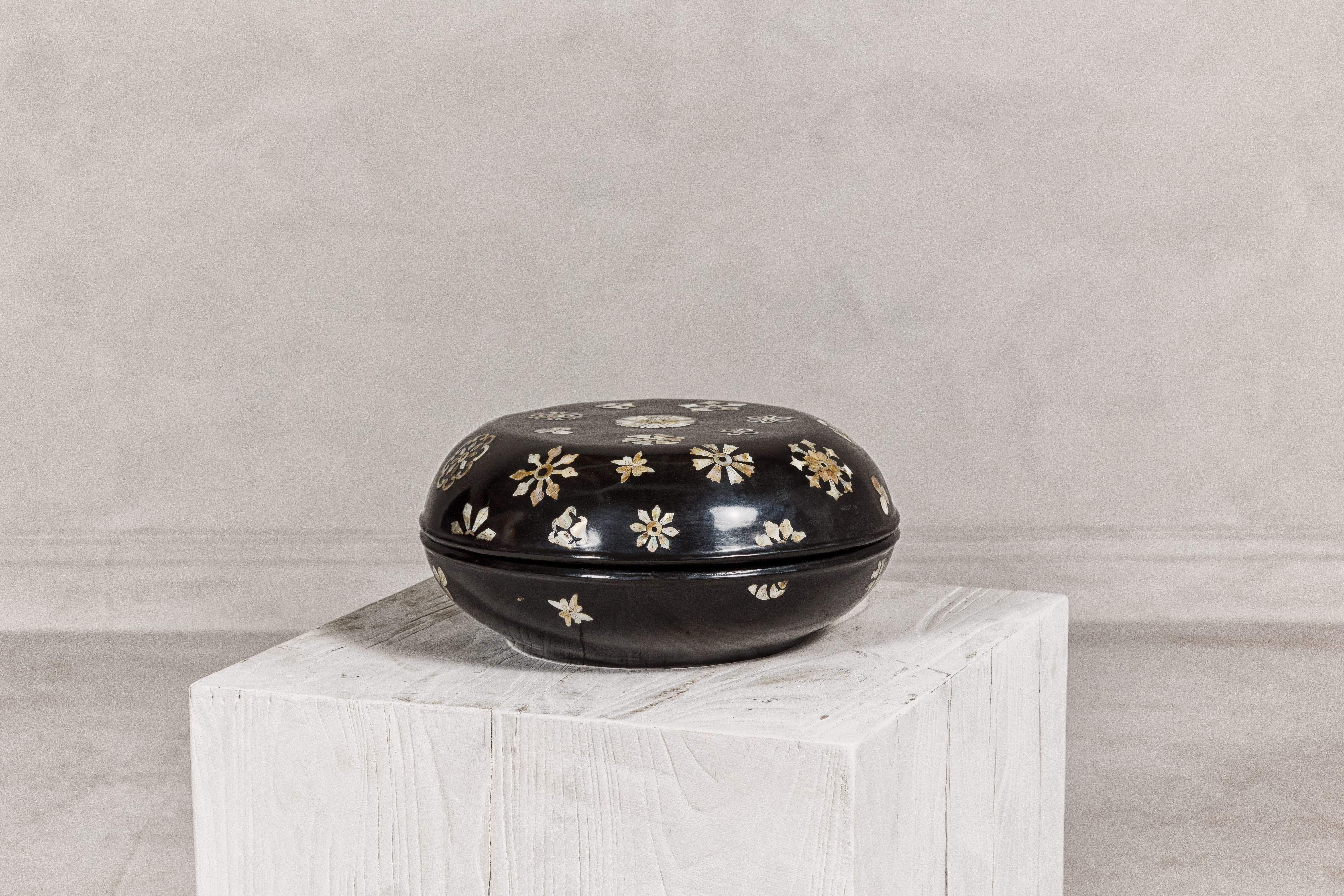 Boîte circulaire à couvercle laqué noir avec décor floral en nacre en vente 9