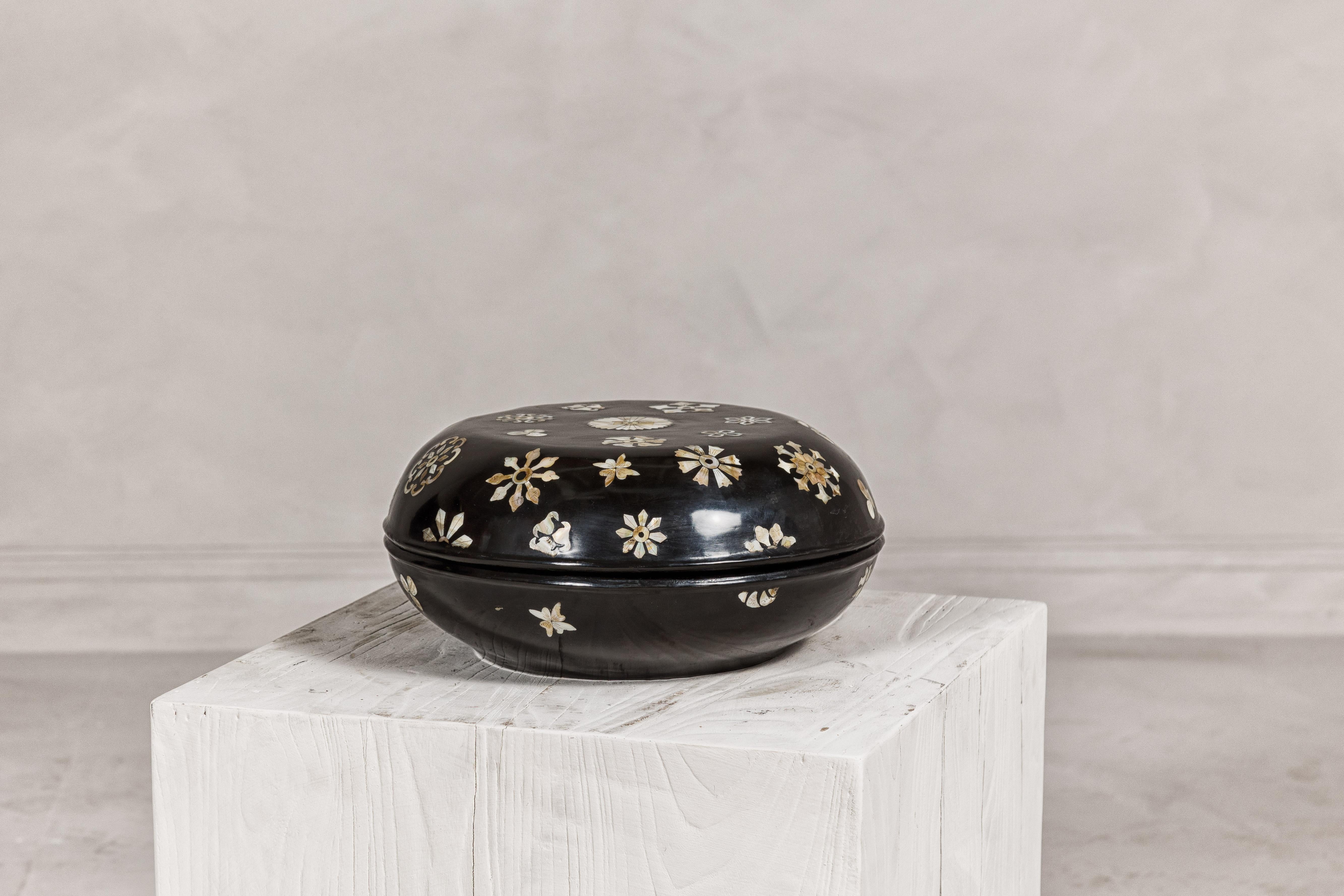 Boîte circulaire à couvercle laqué noir avec décor floral en nacre en vente 10