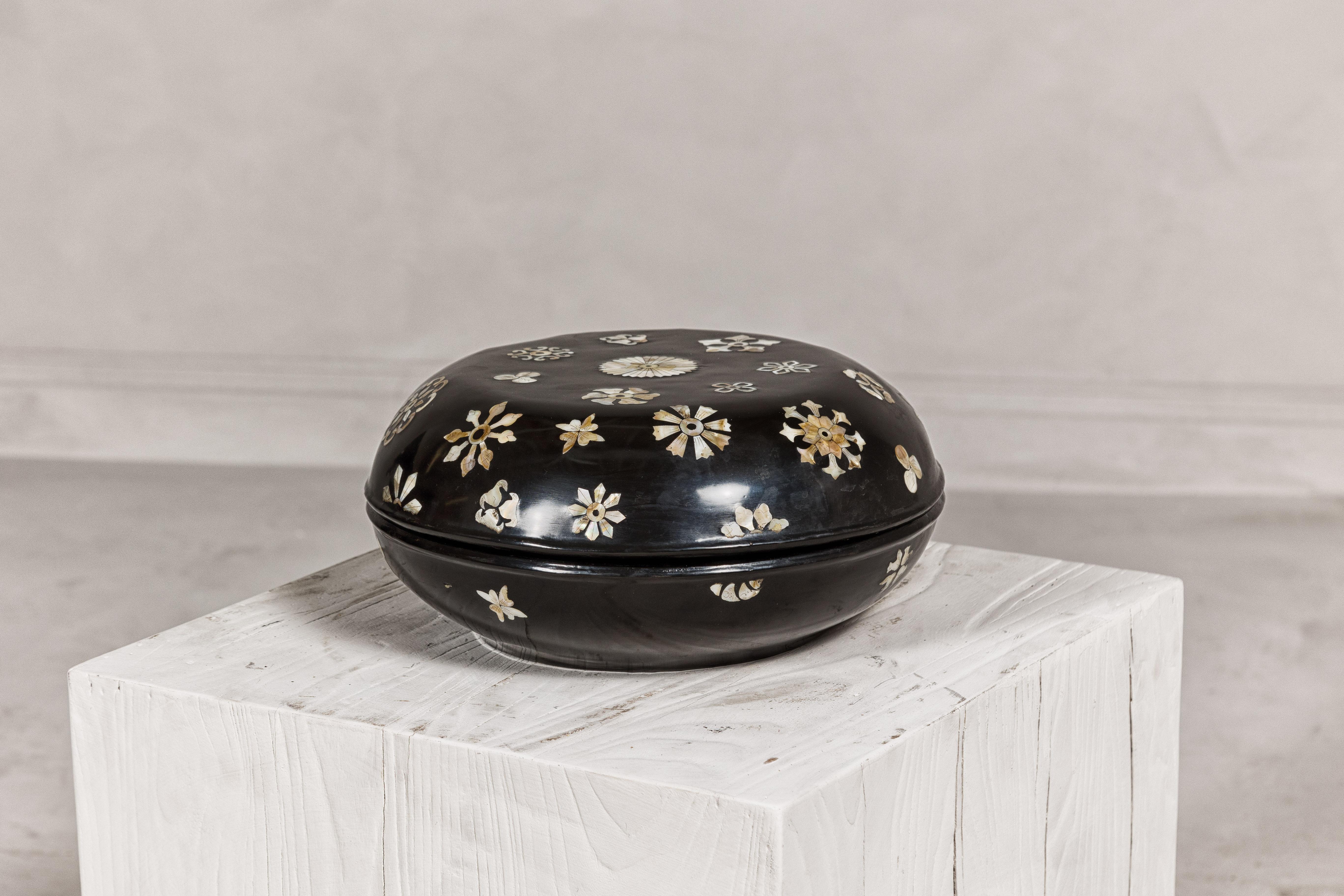 Boîte circulaire à couvercle laqué noir avec décor floral en nacre en vente 11