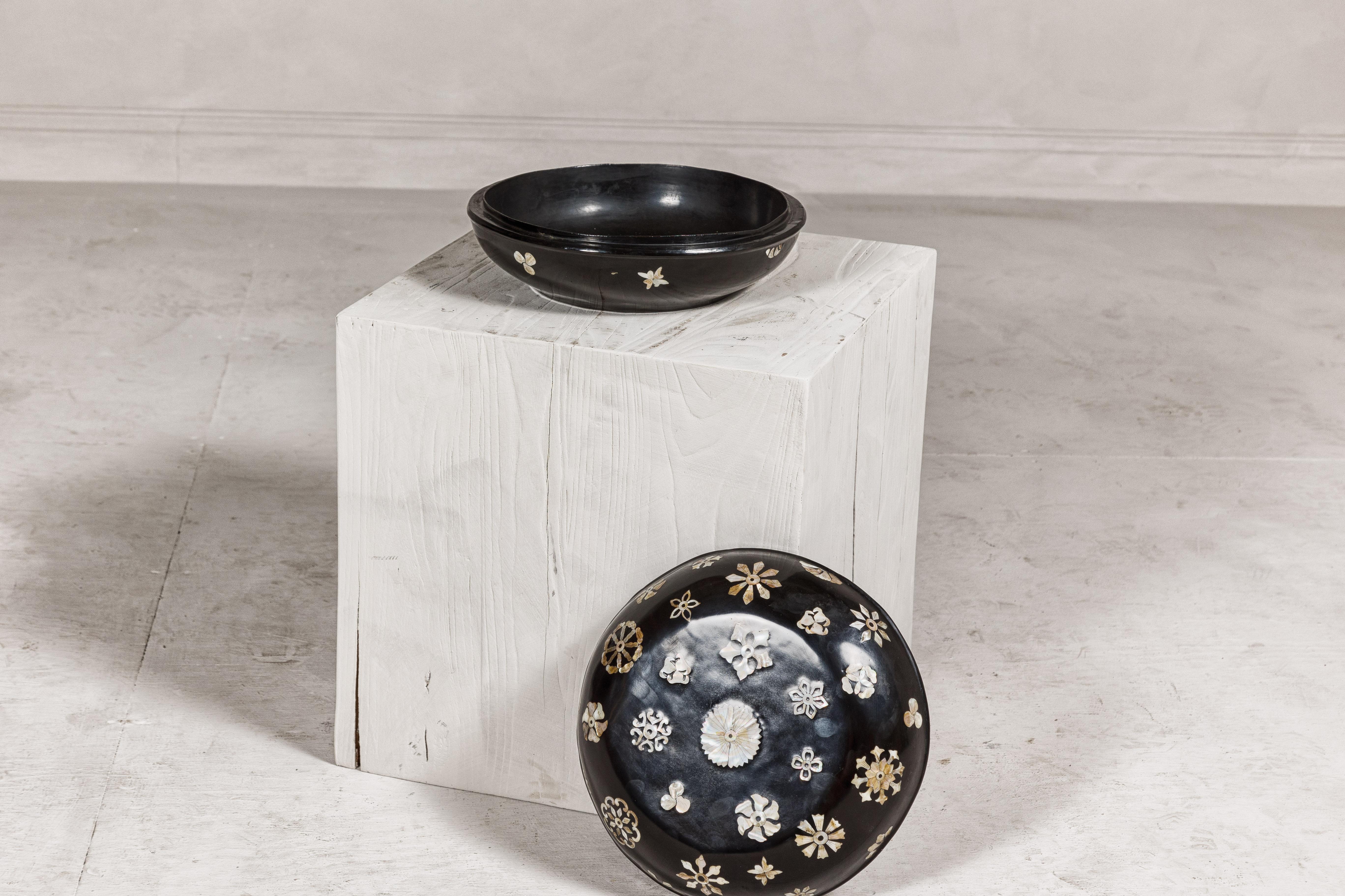 Boîte circulaire à couvercle laqué noir avec décor floral en nacre en vente 13