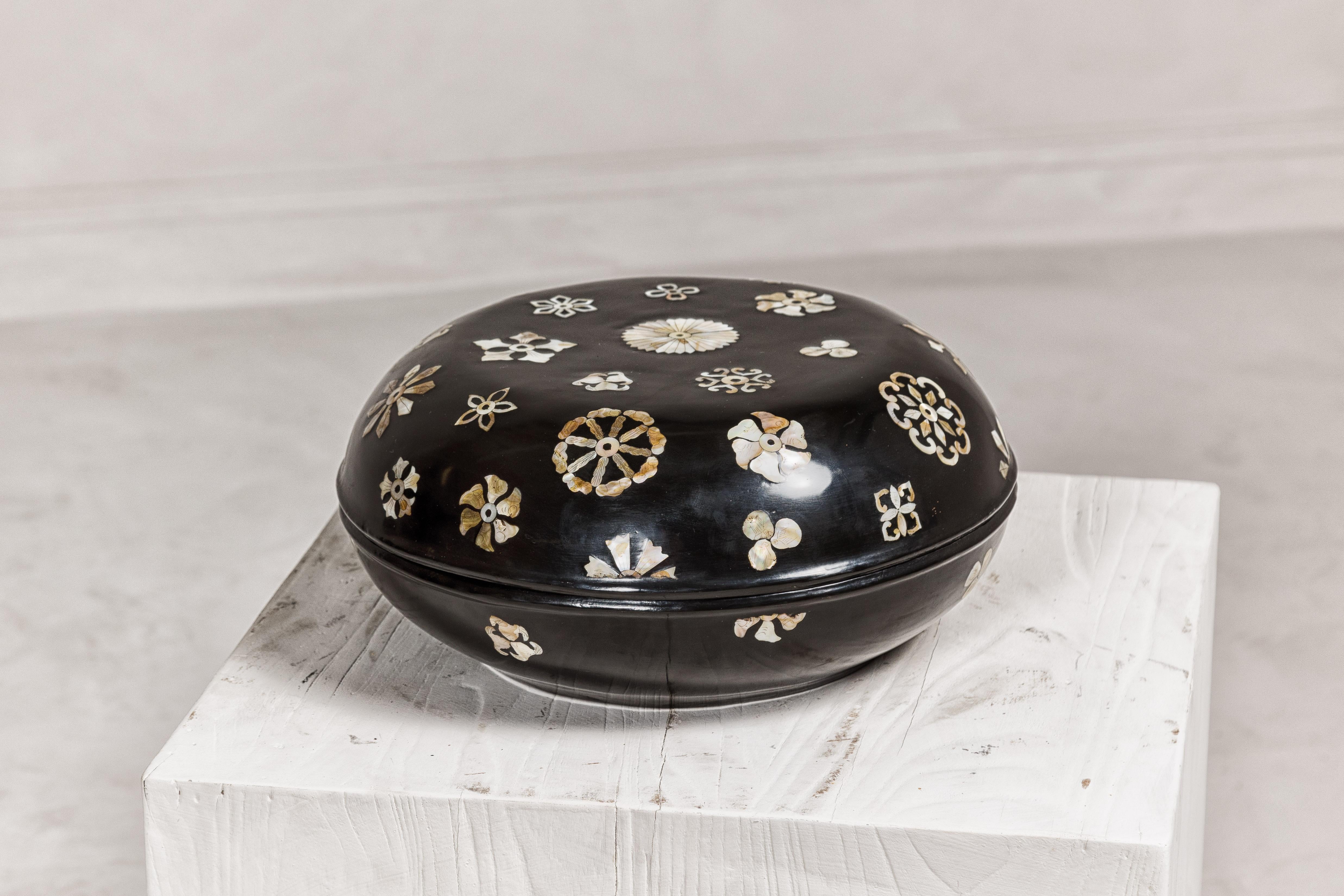 Chinese Black Lacquered Lidded Circular Box with Mother of Pearl Floral Décor For Sale
