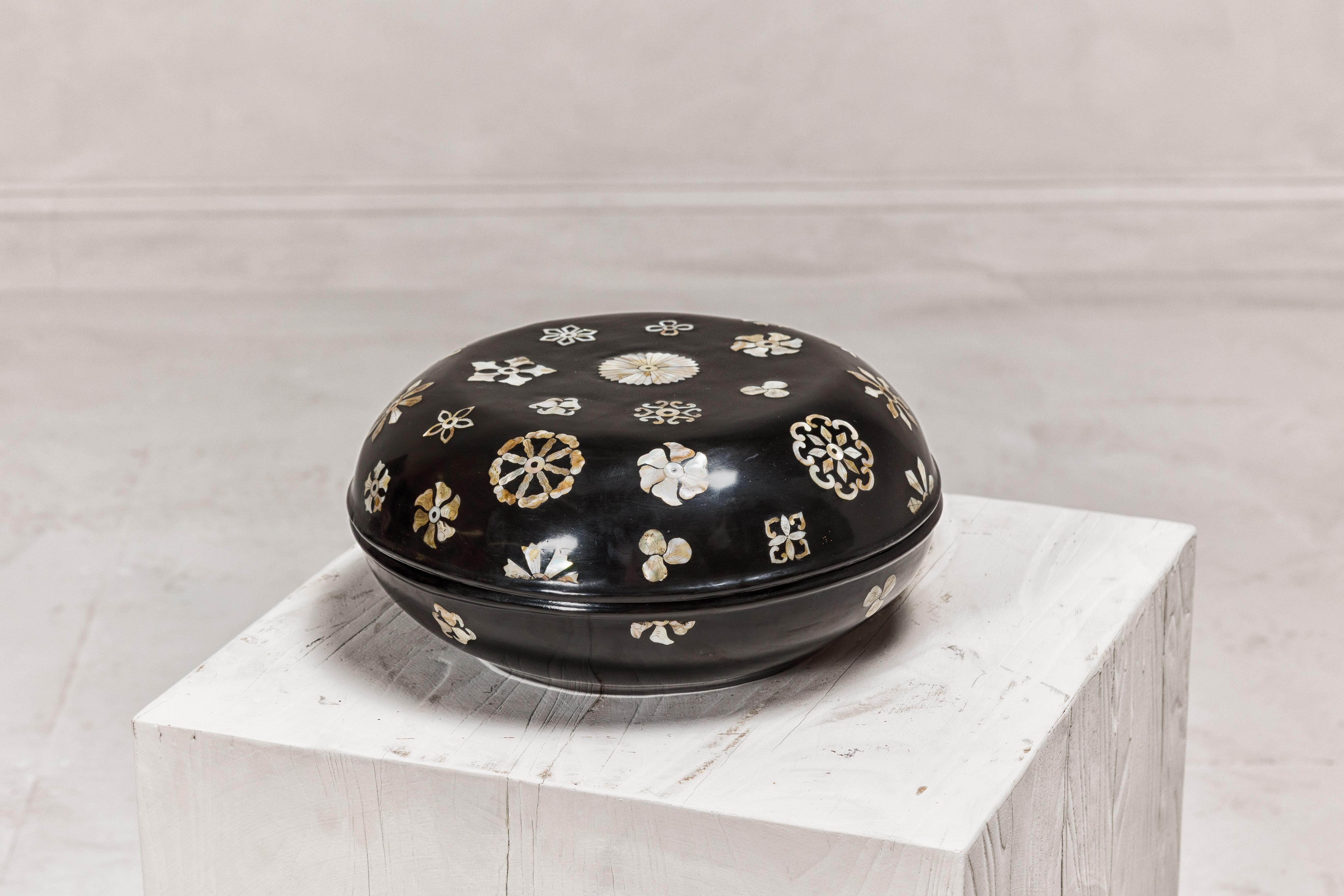 Black Lacquered Lidded Circular Box with Mother of Pearl Floral Décor In Good Condition For Sale In Yonkers, NY