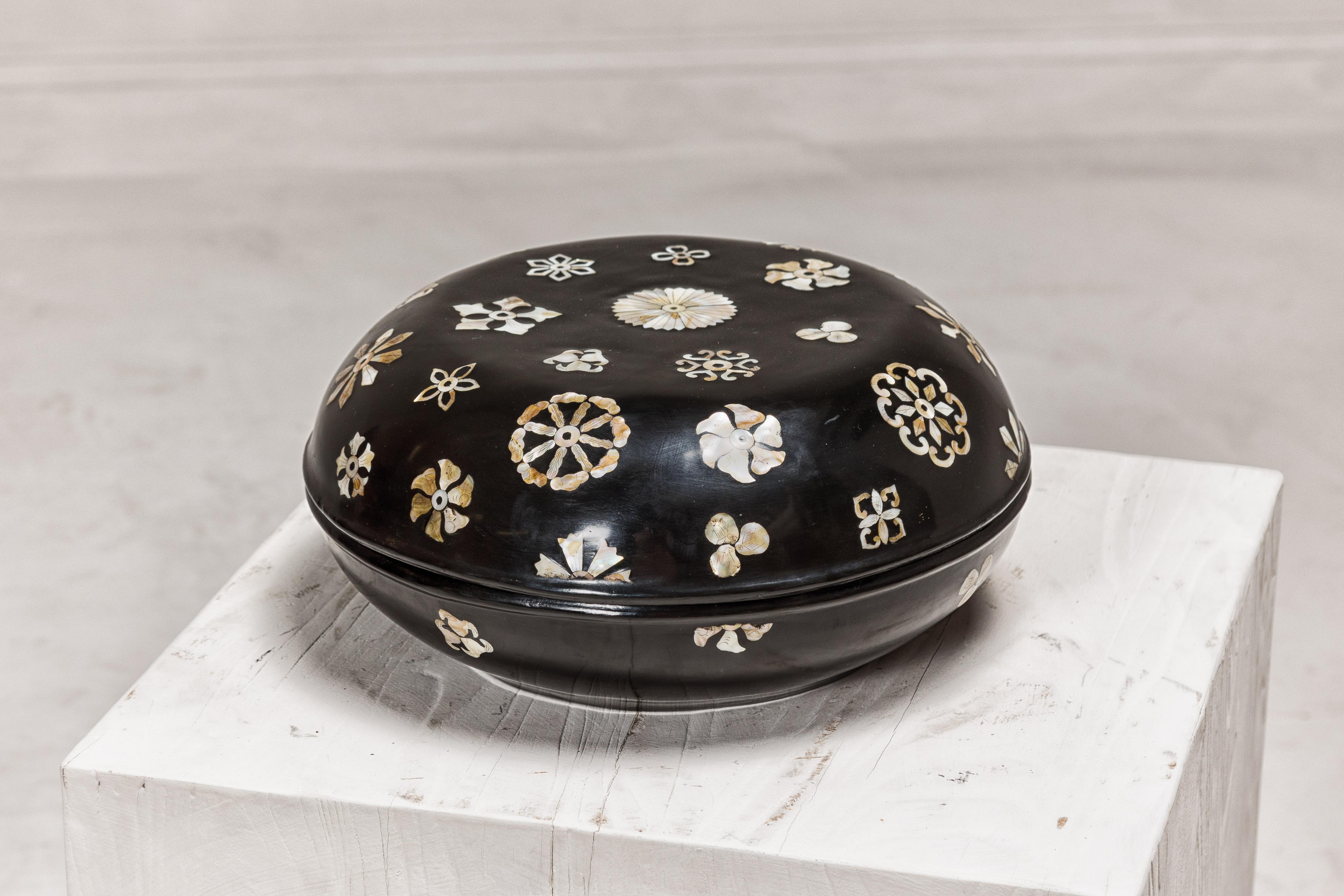 20th Century Black Lacquered Lidded Circular Box with Mother of Pearl Floral Décor For Sale
