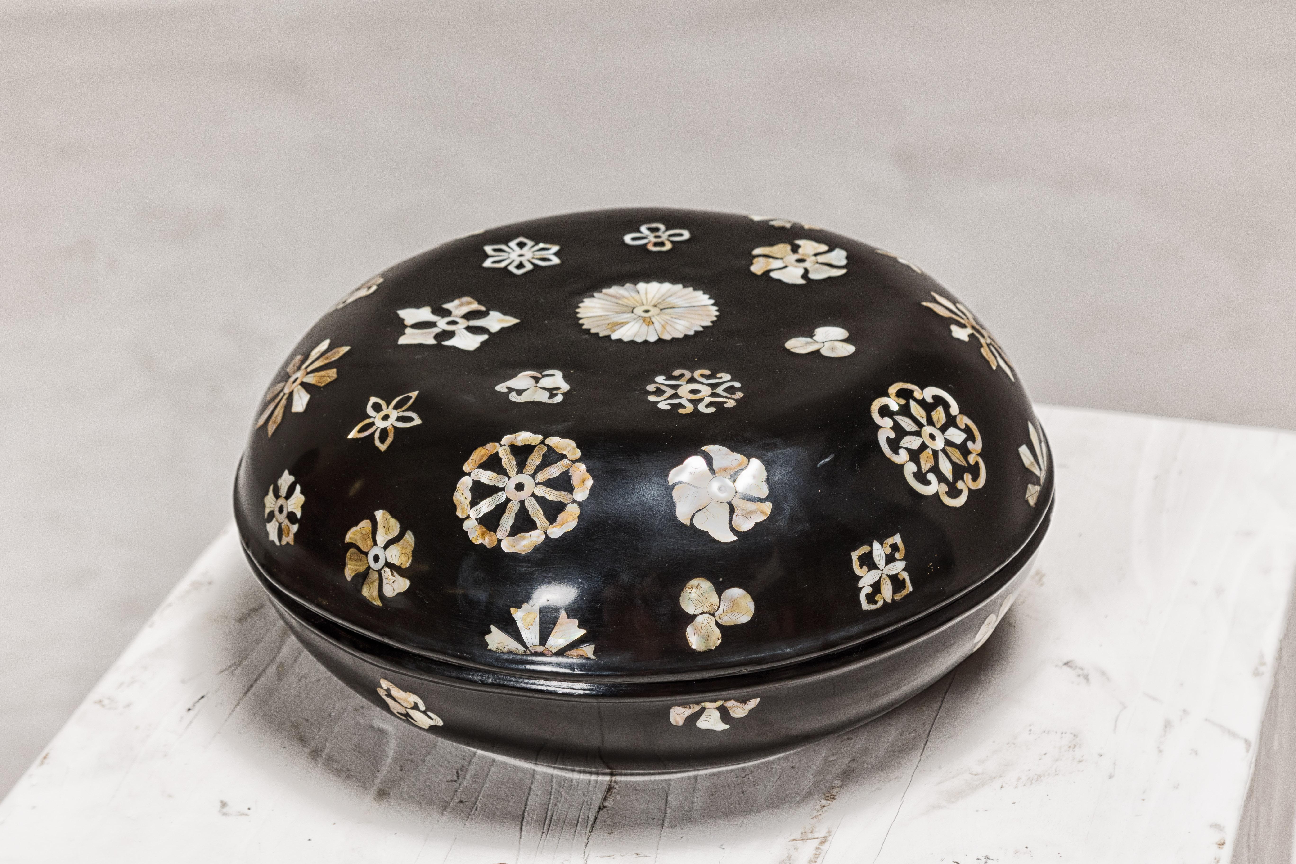 20ième siècle Boîte circulaire à couvercle laqué noir avec décor floral en nacre en vente