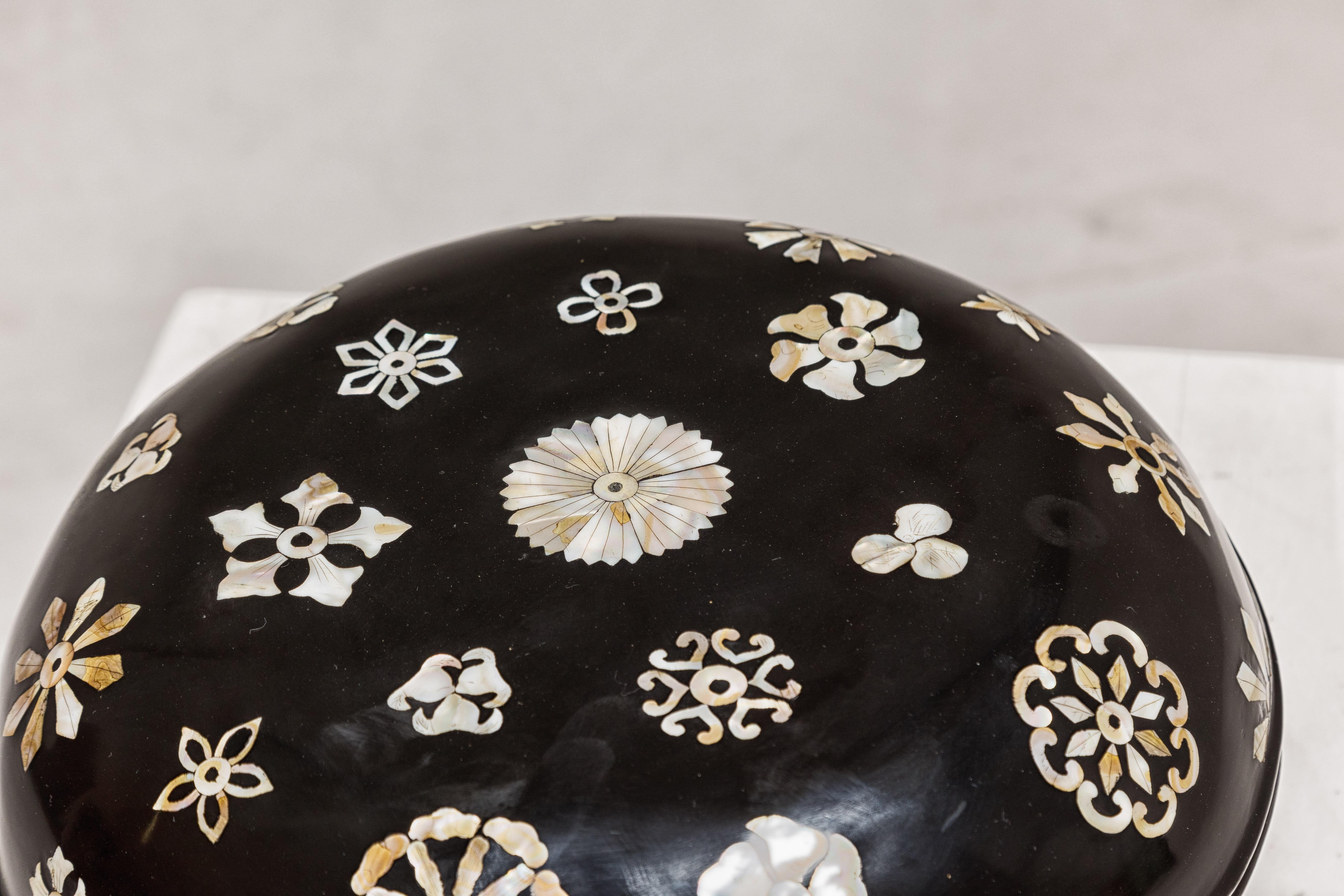 Nacre Boîte circulaire à couvercle laqué noir avec décor floral en nacre en vente