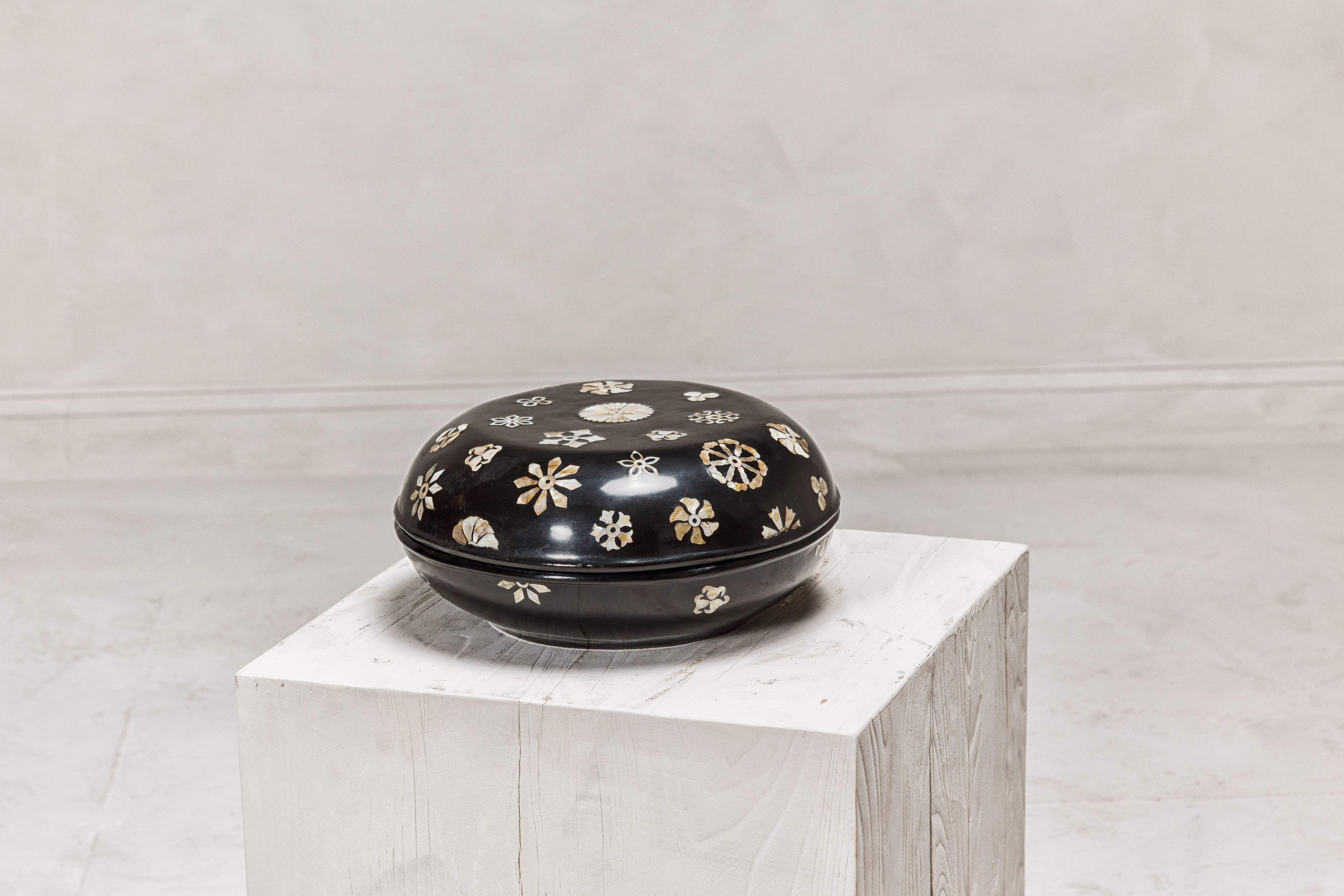 Boîte circulaire à couvercle laqué noir avec décor floral en nacre en vente 1
