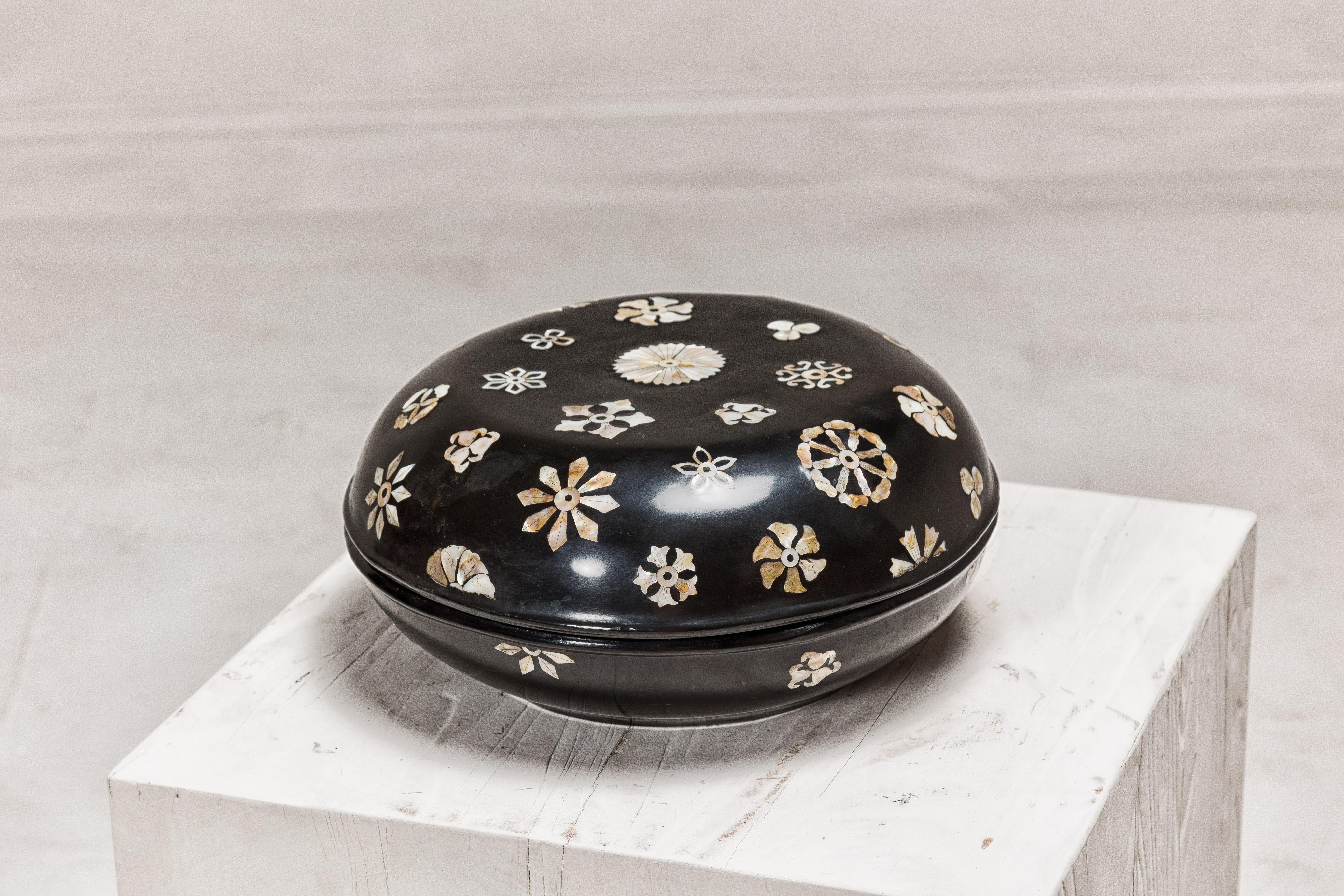 Boîte circulaire à couvercle laqué noir avec décor floral en nacre en vente 2