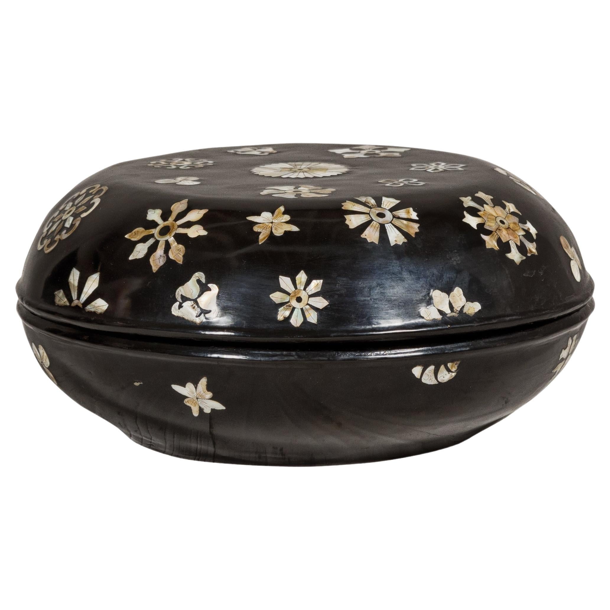 Boîte circulaire à couvercle laqué noir avec décor floral en nacre en vente