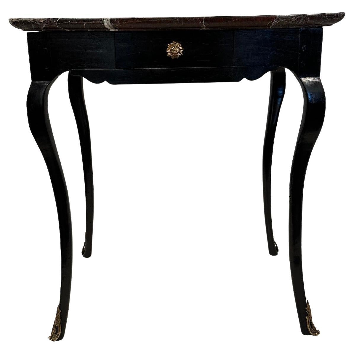 Schwarz lackierter Tisch mit Marmorplatte (Louis XV.) im Angebot