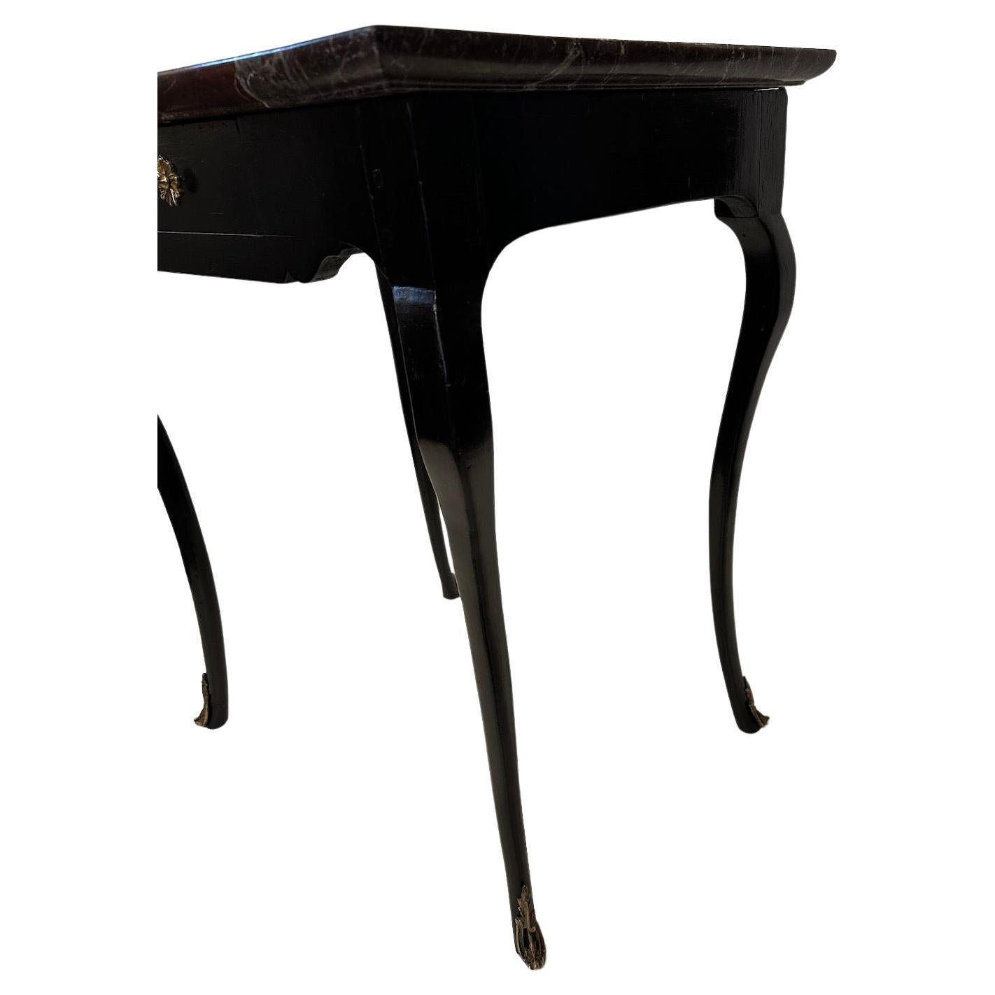 Schwarz lackierter Tisch mit Marmorplatte (Vergoldet) im Angebot