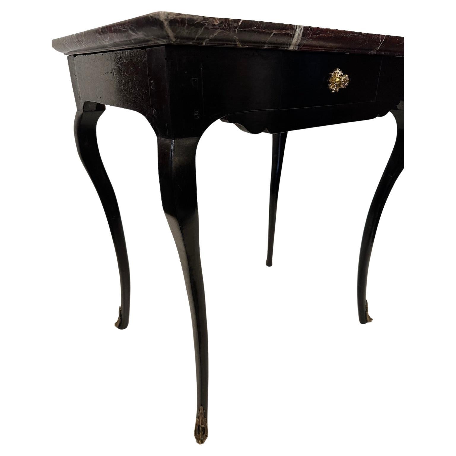 Schwarz lackierter Tisch mit Marmorplatte (19. Jahrhundert) im Angebot