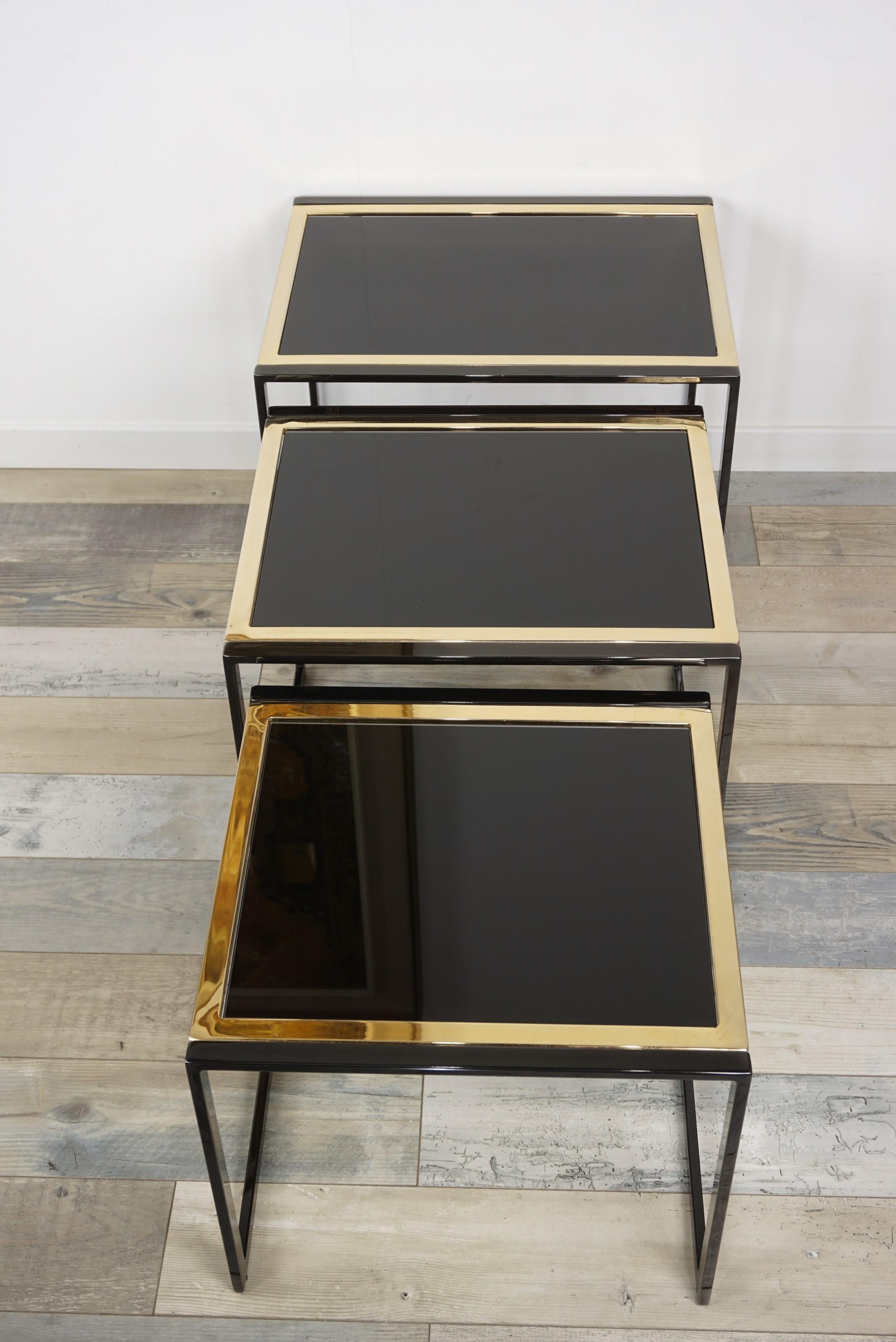 Black Lacquered Metal and Black Mirror Glass Nesting Tables Set For Sale 4