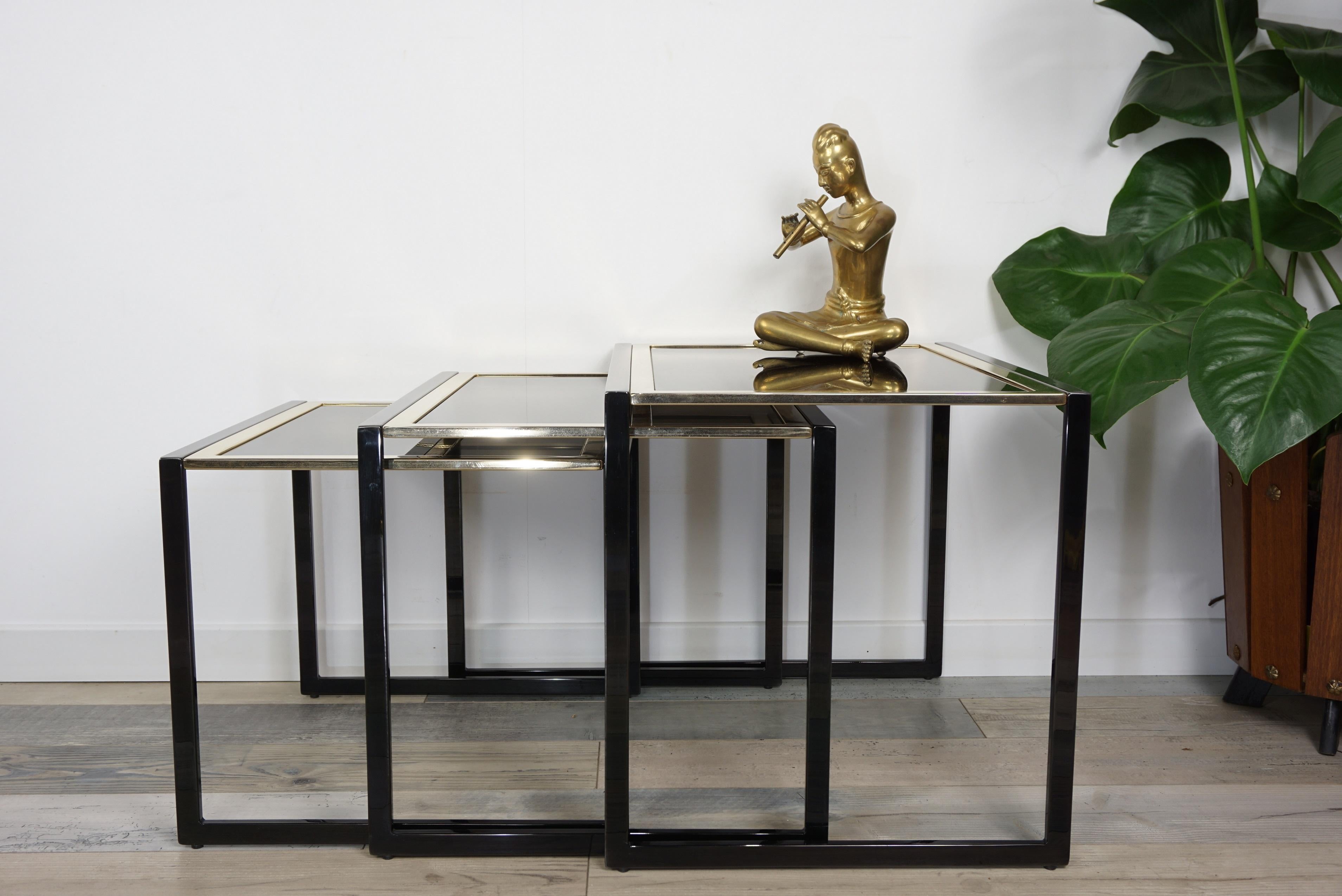 Black Lacquered Metal and Black Mirror Glass Nesting Tables Set For Sale 5