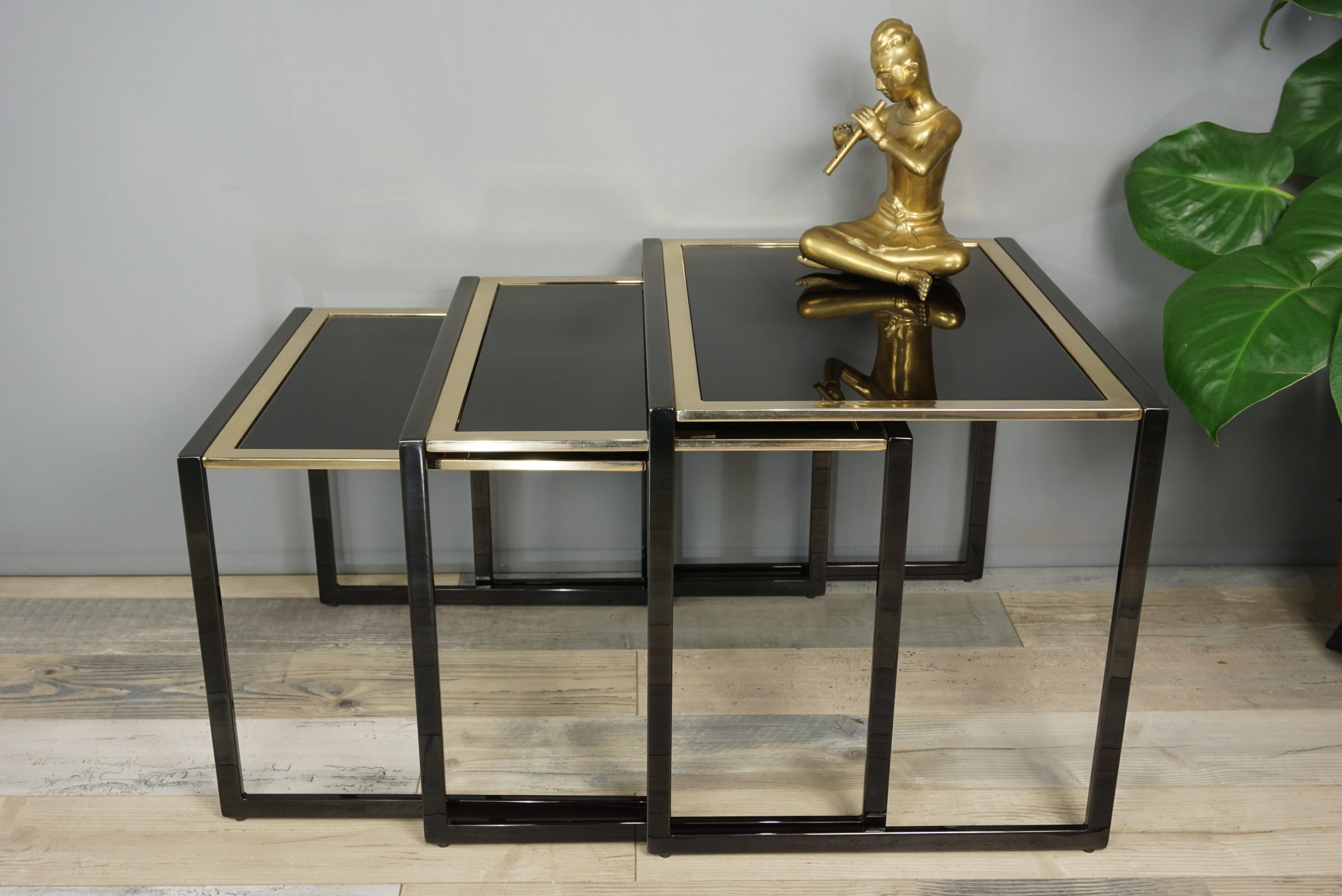 Black Lacquered Metal and Black Mirror Glass Nesting Tables Set For Sale 7