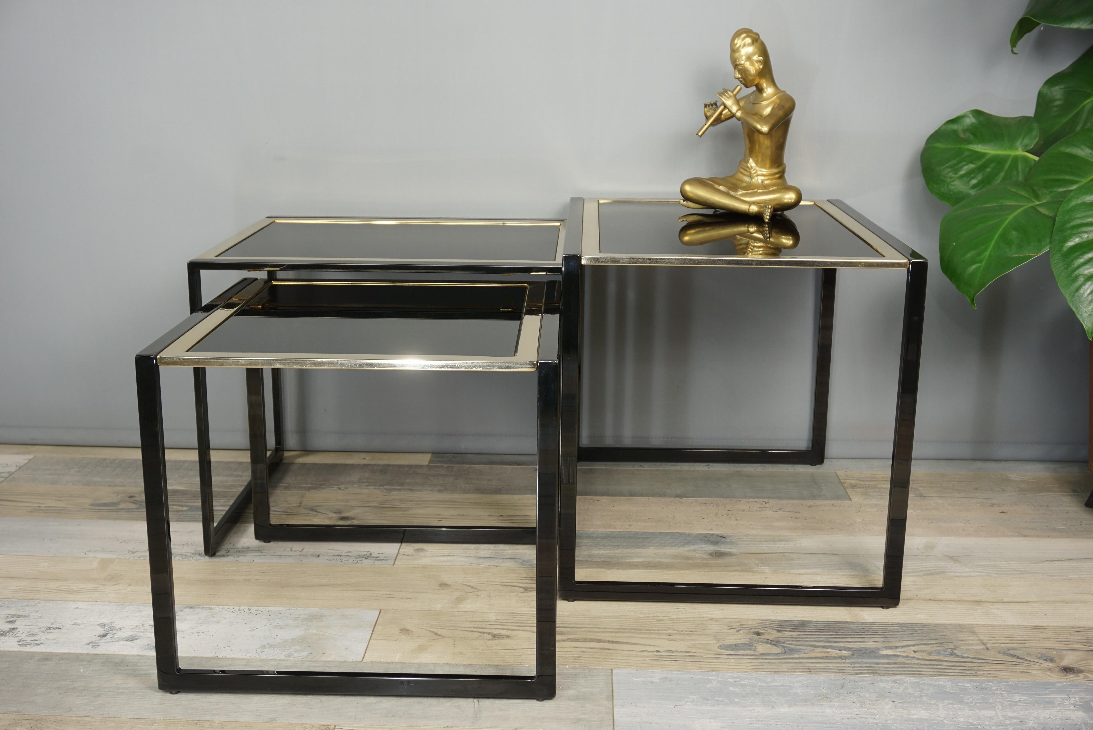 Black Lacquered Metal and Black Mirror Glass Nesting Tables Set For Sale 11