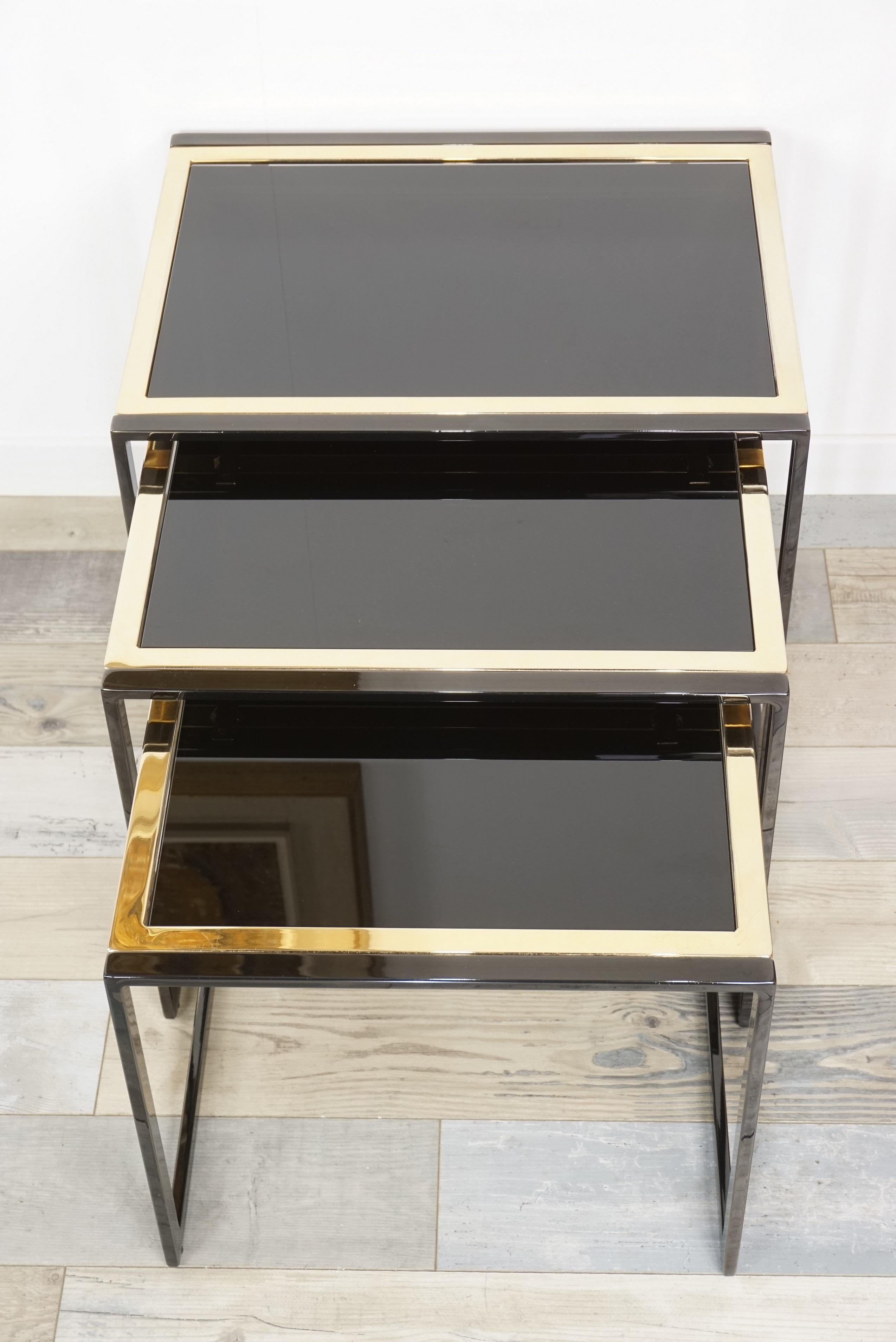 Black Lacquered Metal and Black Mirror Glass Nesting Tables Set In Good Condition For Sale In Tourcoing, FR