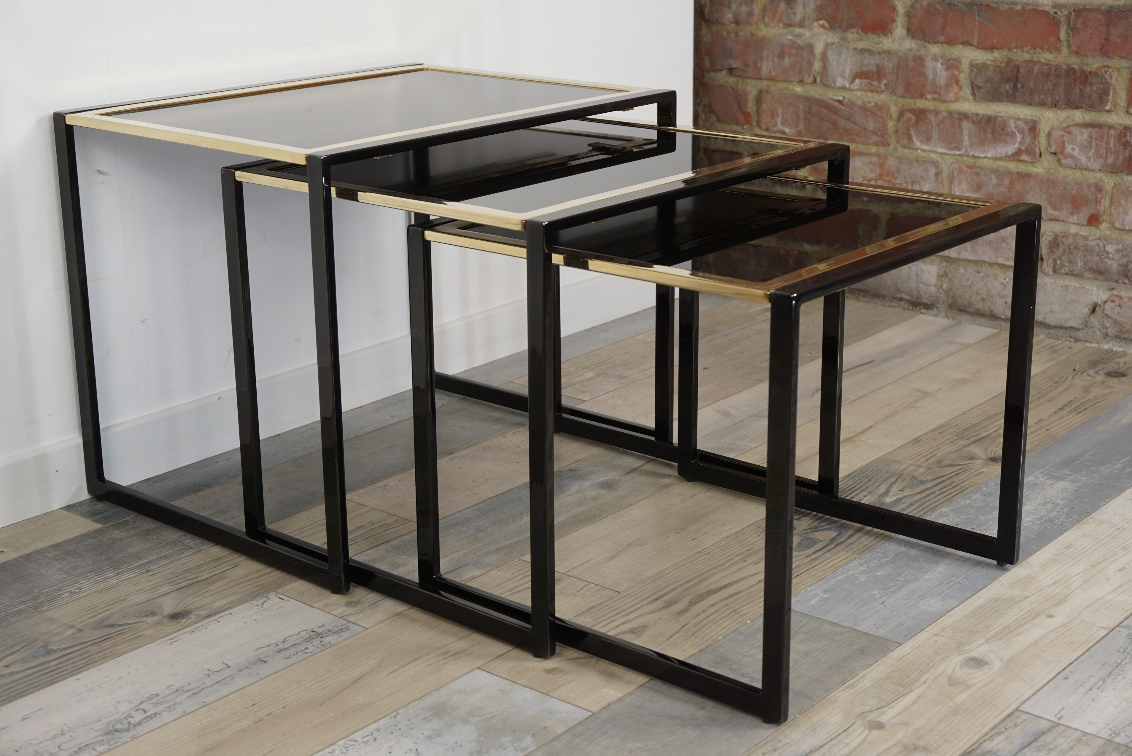 Black Lacquered Metal and Black Mirror Glass Nesting Tables Set For Sale 1