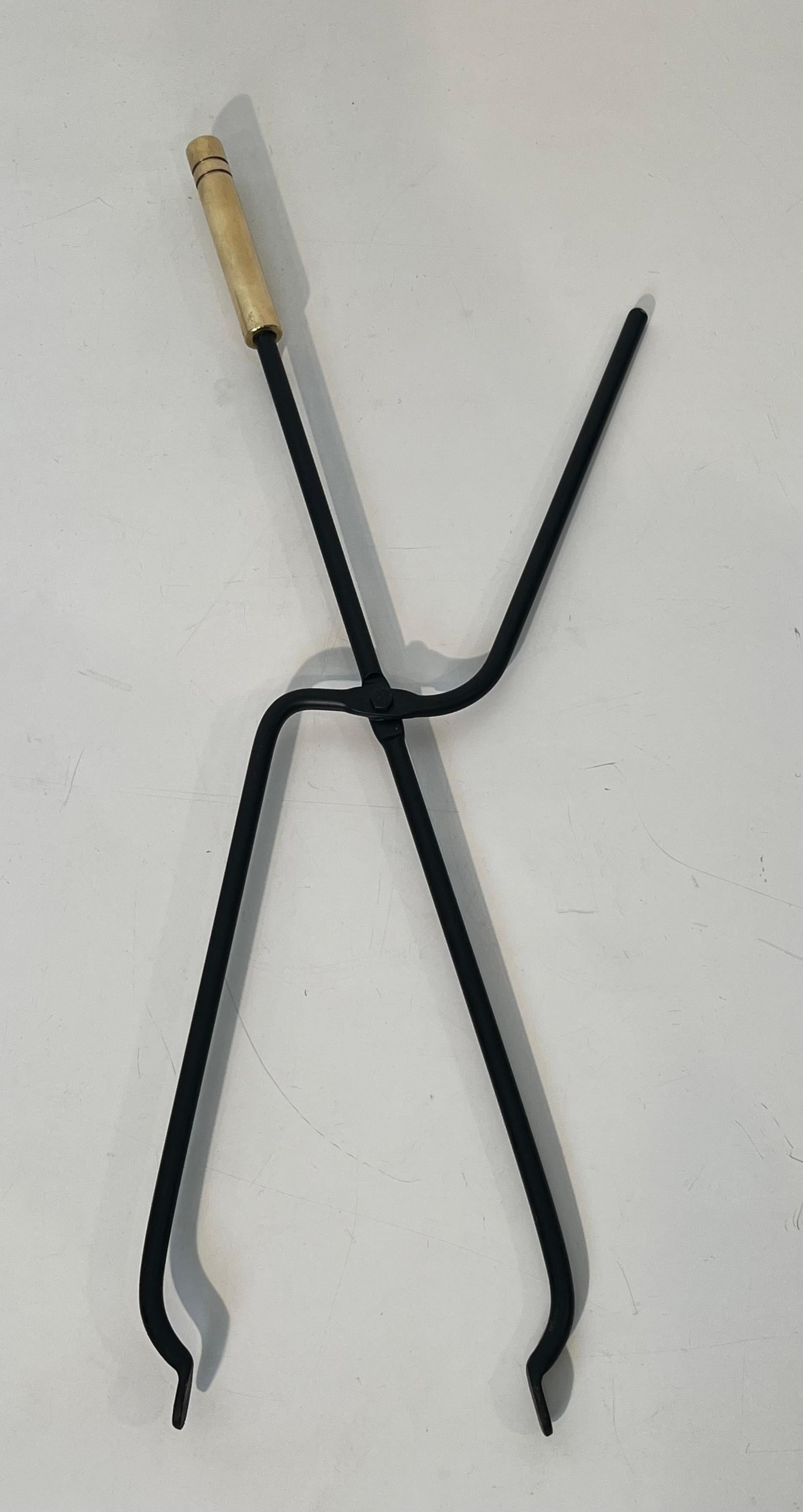 Strumenti per caminetto in metallo laccato nero e ottone su supporto in vendita 2