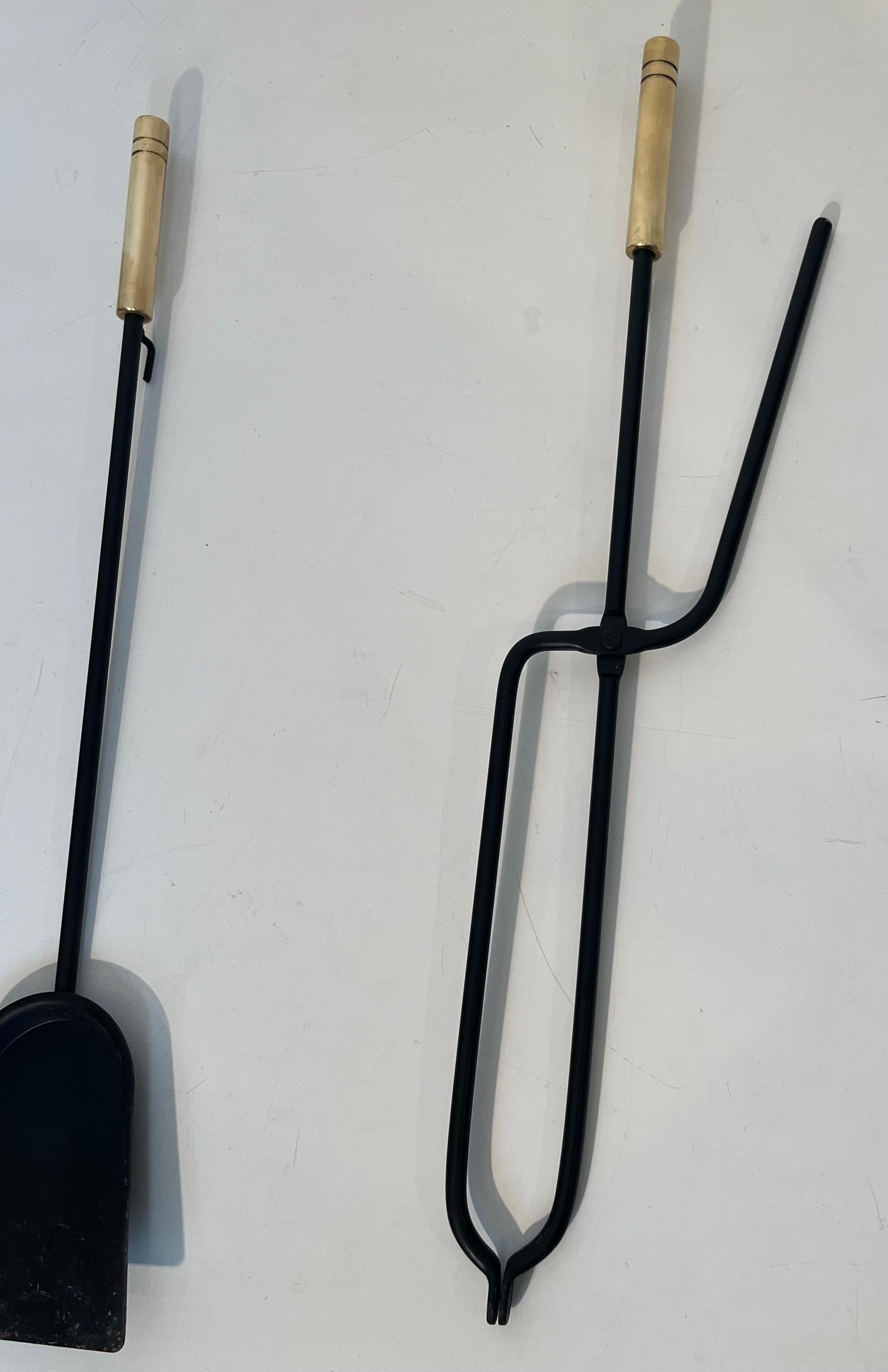 Strumenti per caminetto in metallo laccato nero e ottone su supporto in vendita 5