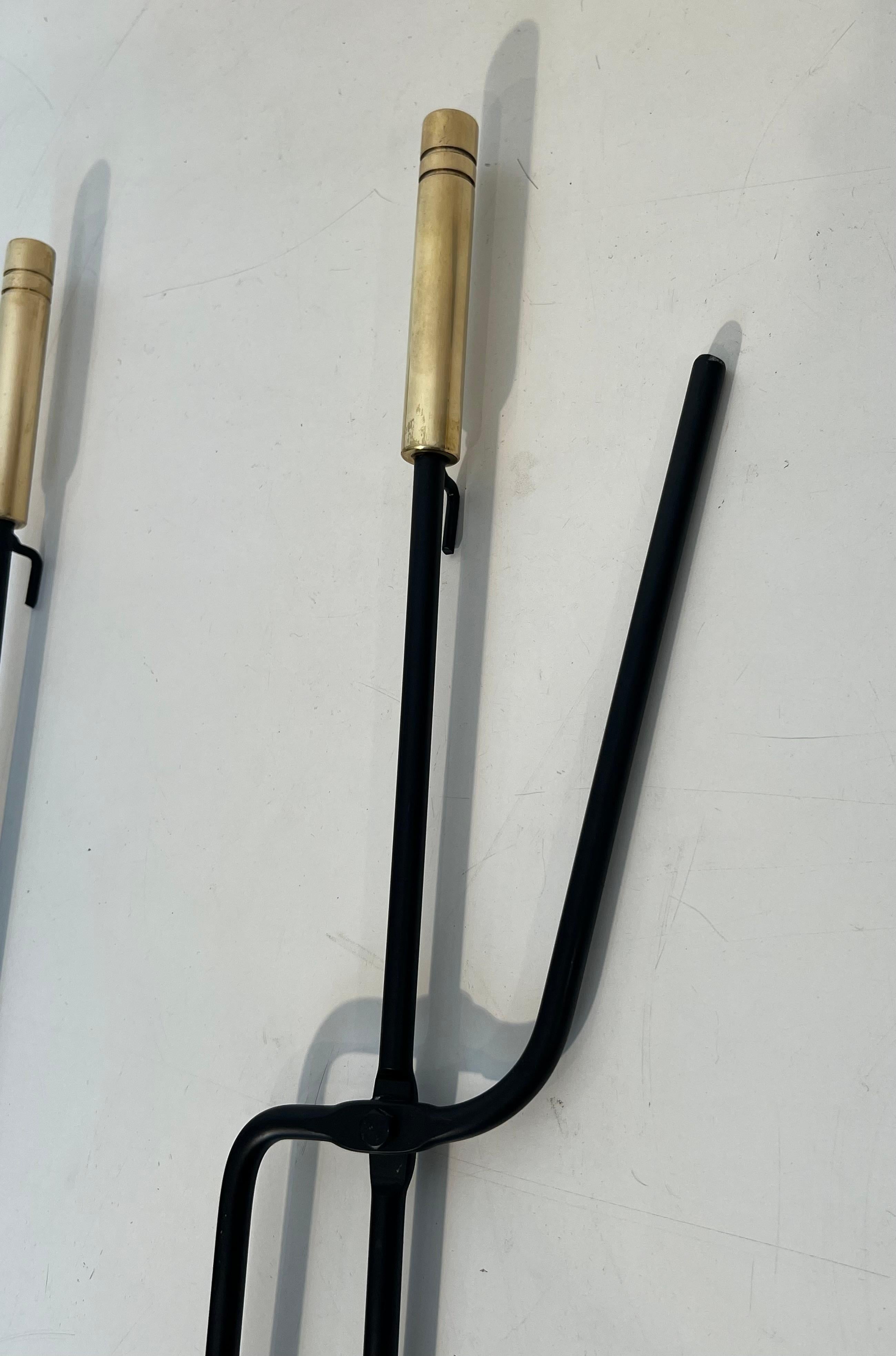 Strumenti per caminetto in metallo laccato nero e ottone su supporto in vendita 6
