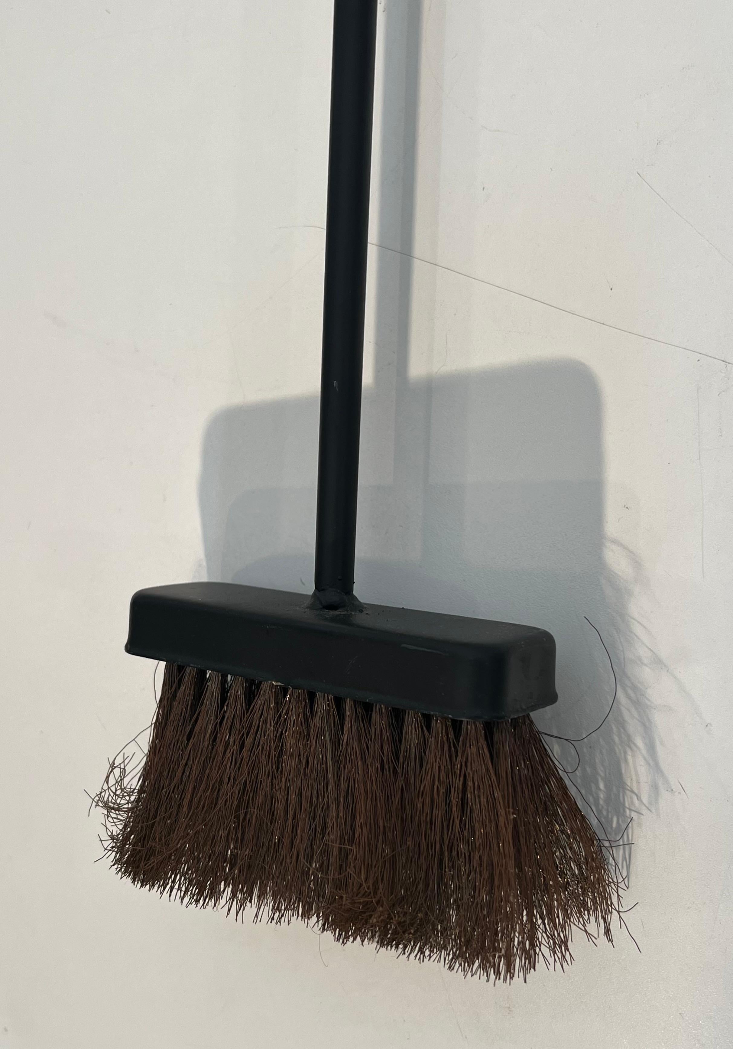 Strumenti per caminetto in metallo laccato nero e ottone su supporto in vendita 8