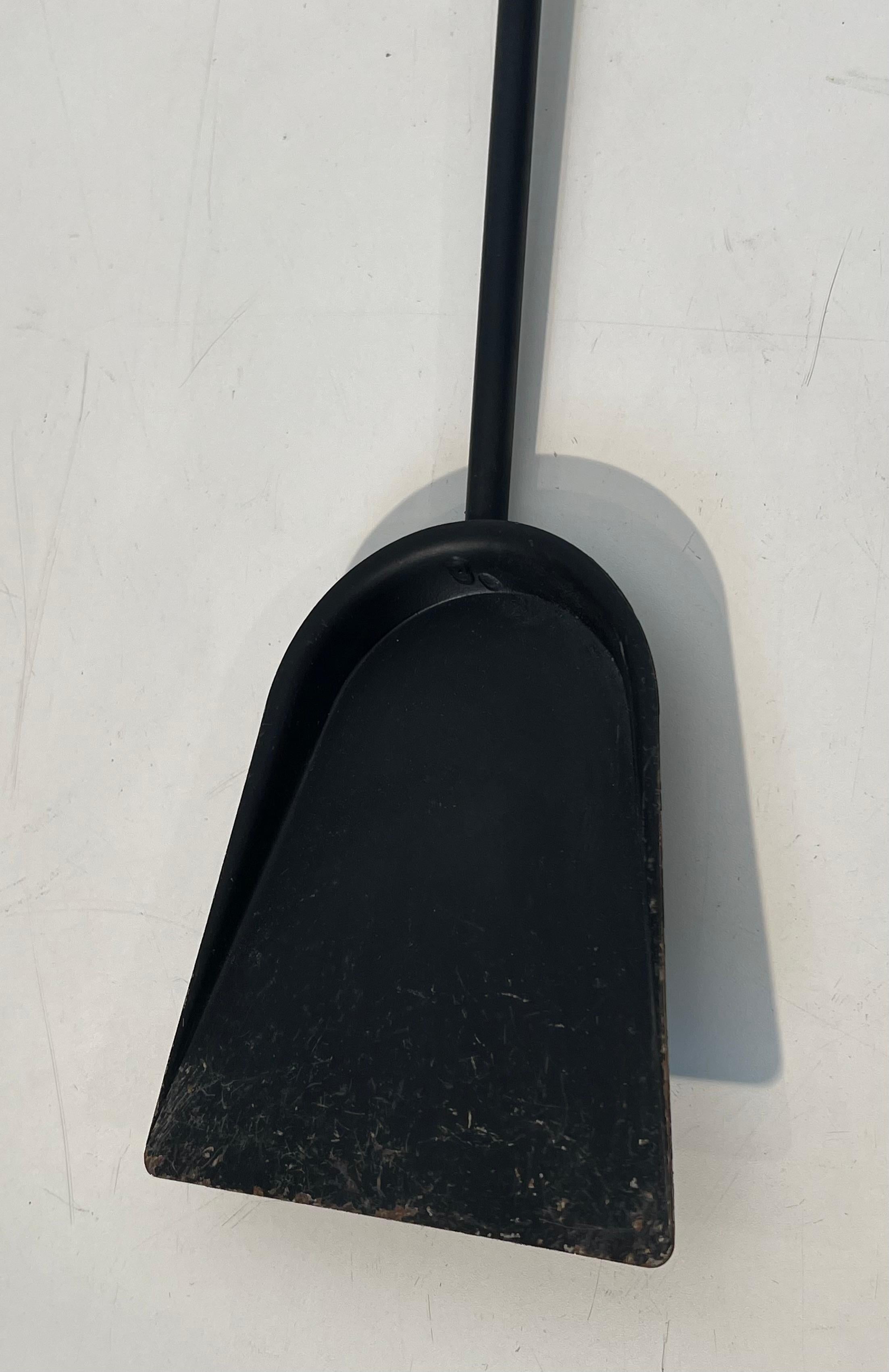 Strumenti per caminetto in metallo laccato nero e ottone su supporto in vendita 9