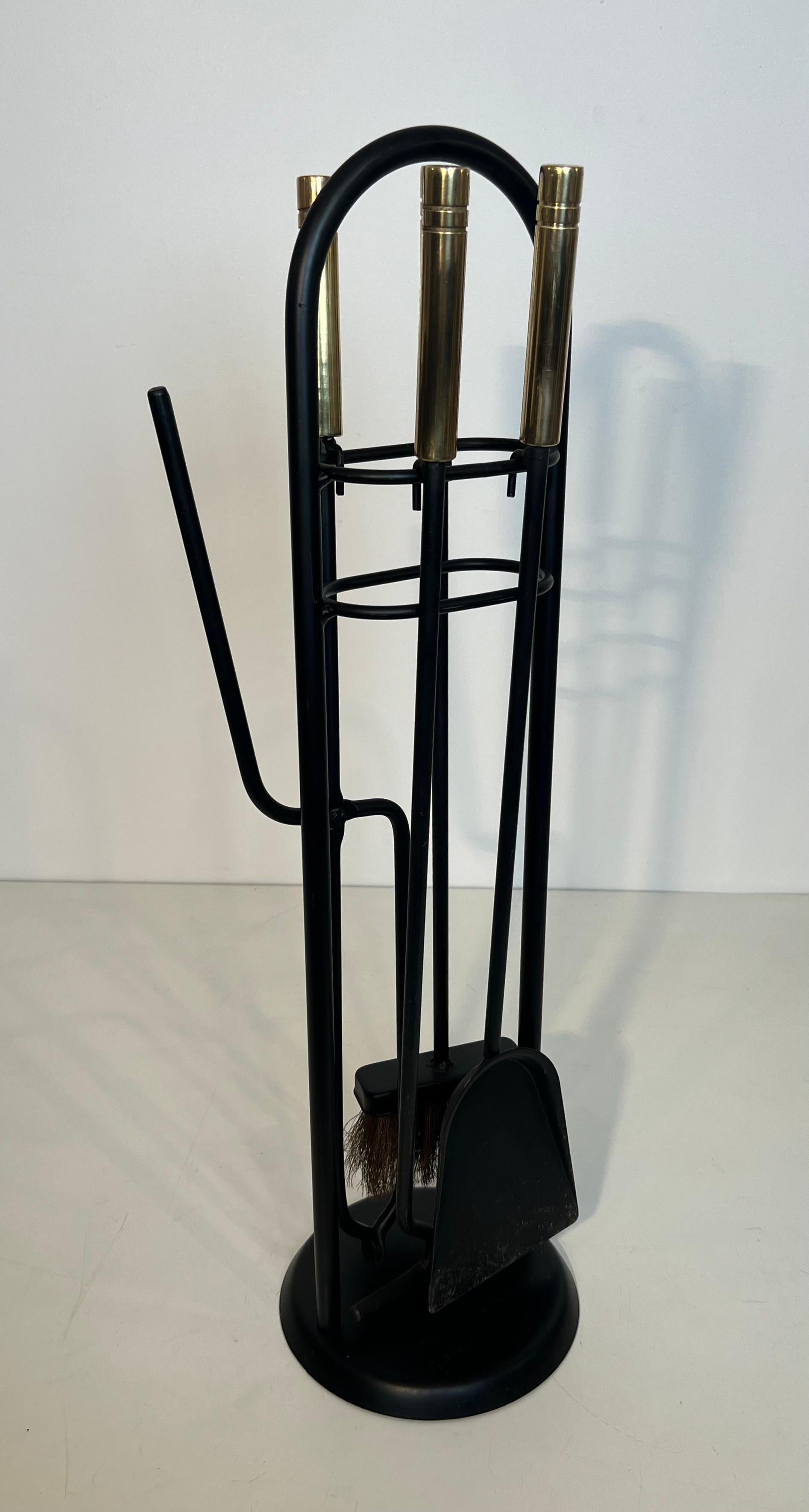 Mid-Century moderno Strumenti per caminetto in metallo laccato nero e ottone su supporto in vendita