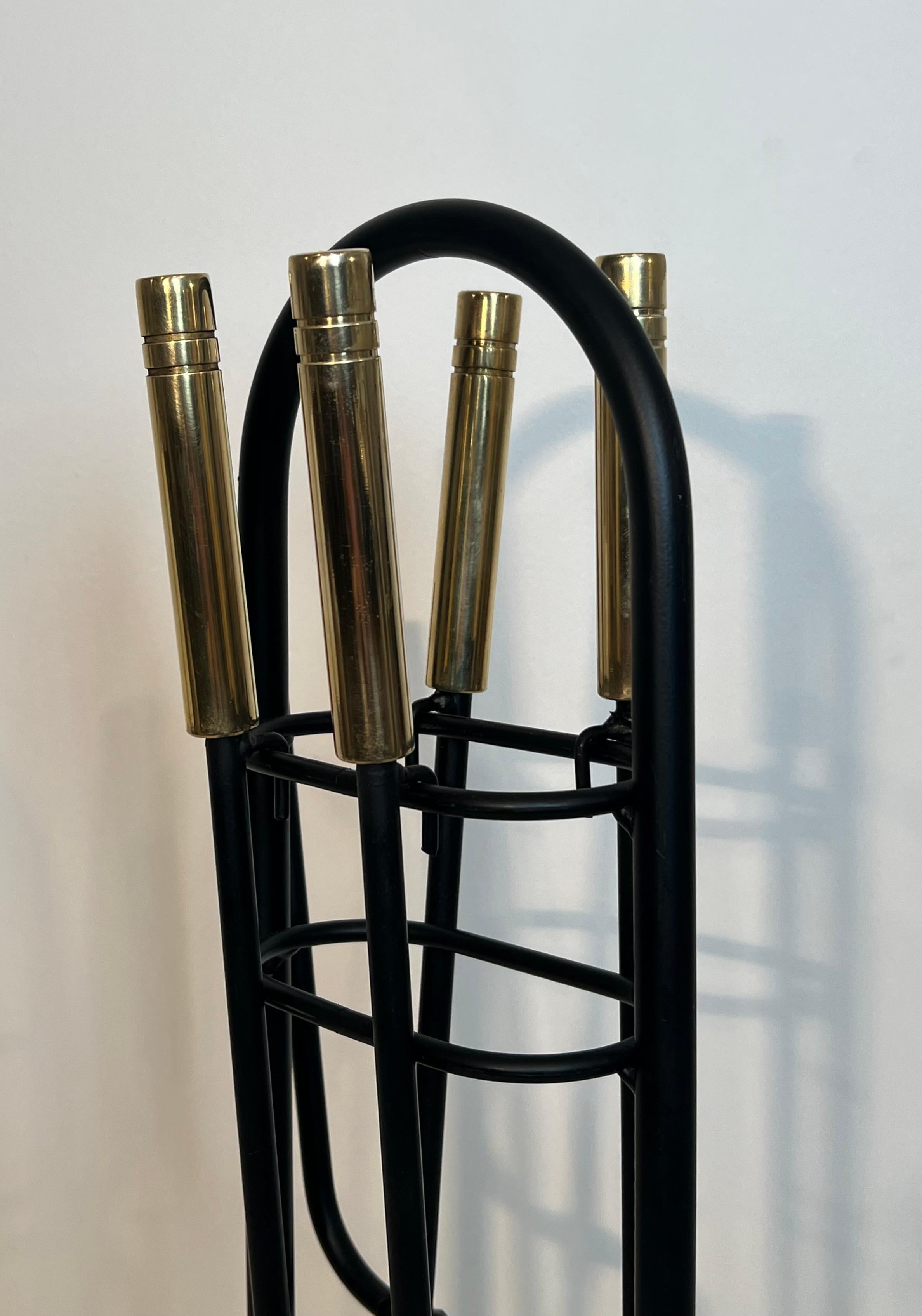 Francese Strumenti per caminetto in metallo laccato nero e ottone su supporto in vendita
