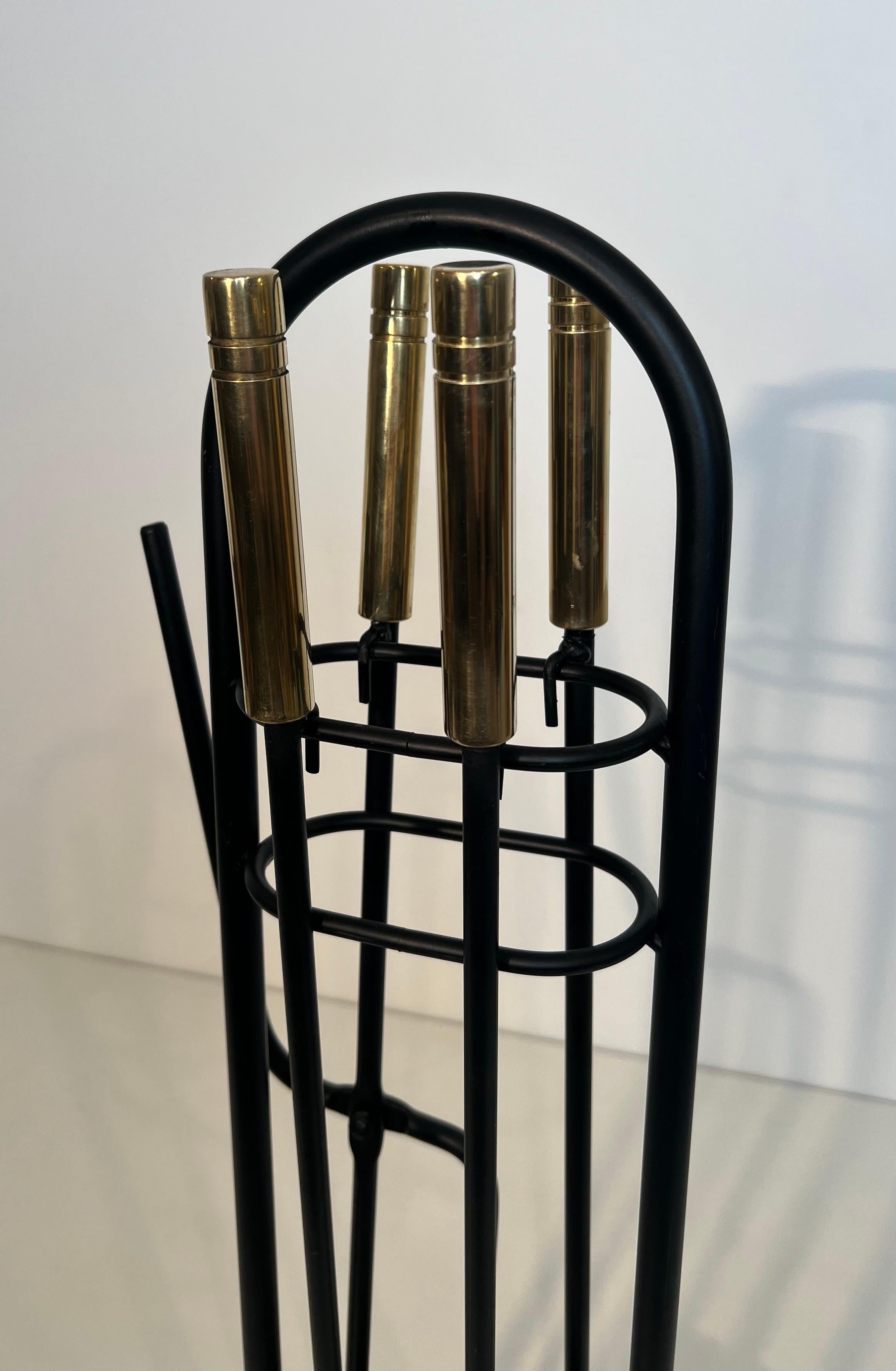 Laccato Strumenti per caminetto in metallo laccato nero e ottone su supporto in vendita