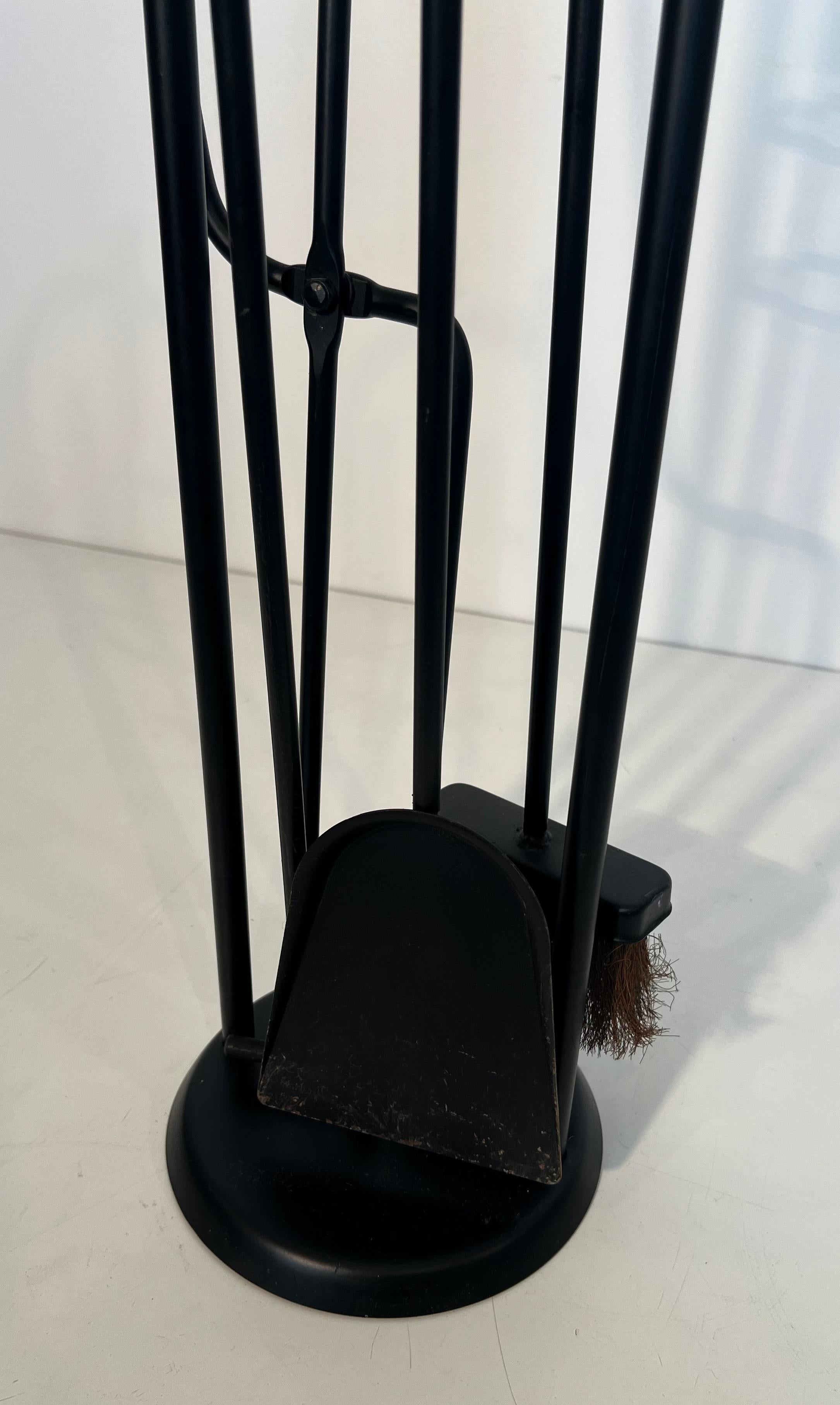 Strumenti per caminetto in metallo laccato nero e ottone su supporto In condizioni buone in vendita a Marcq-en-Barœul, Hauts-de-France