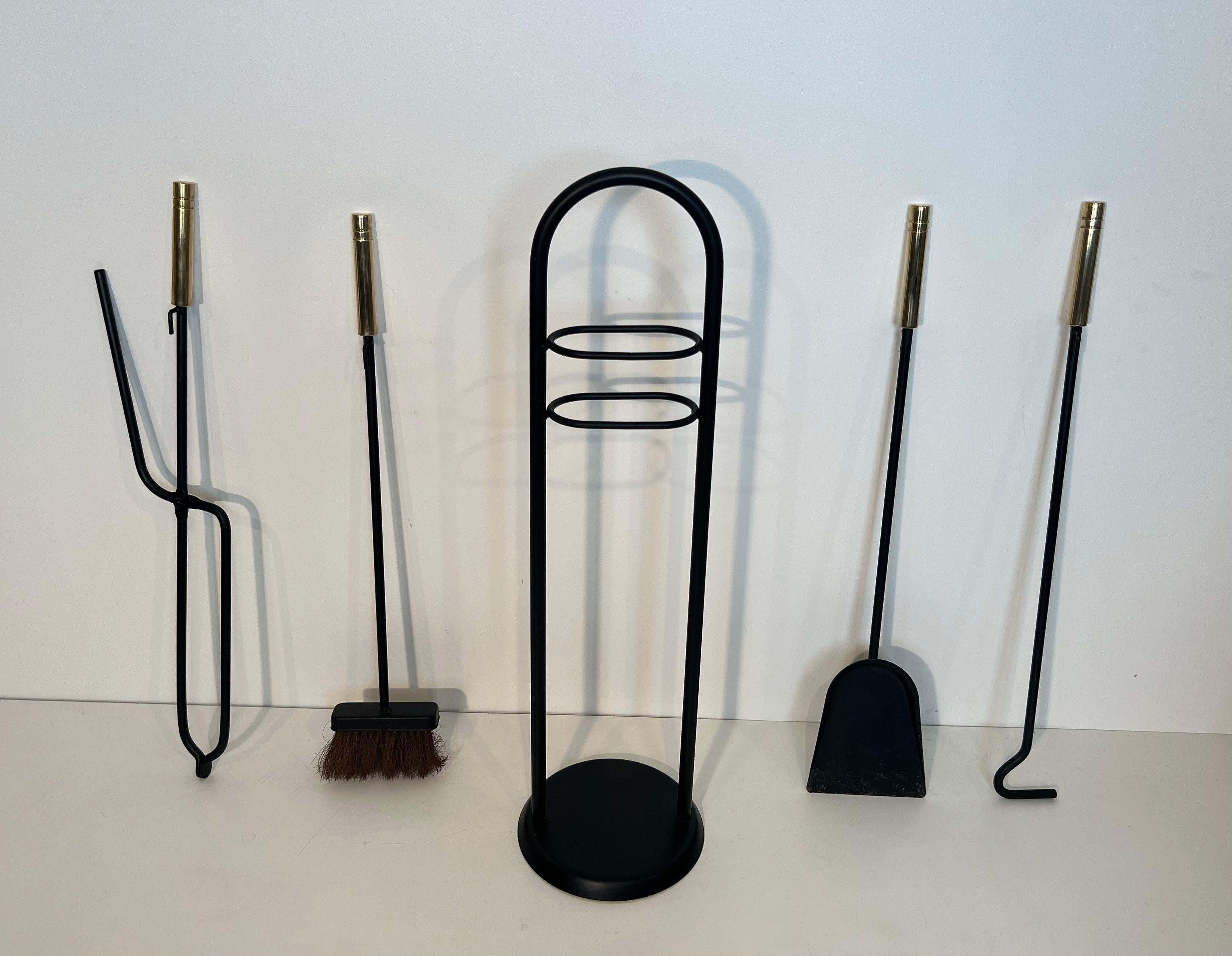 Fine XX secolo Strumenti per caminetto in metallo laccato nero e ottone su supporto in vendita