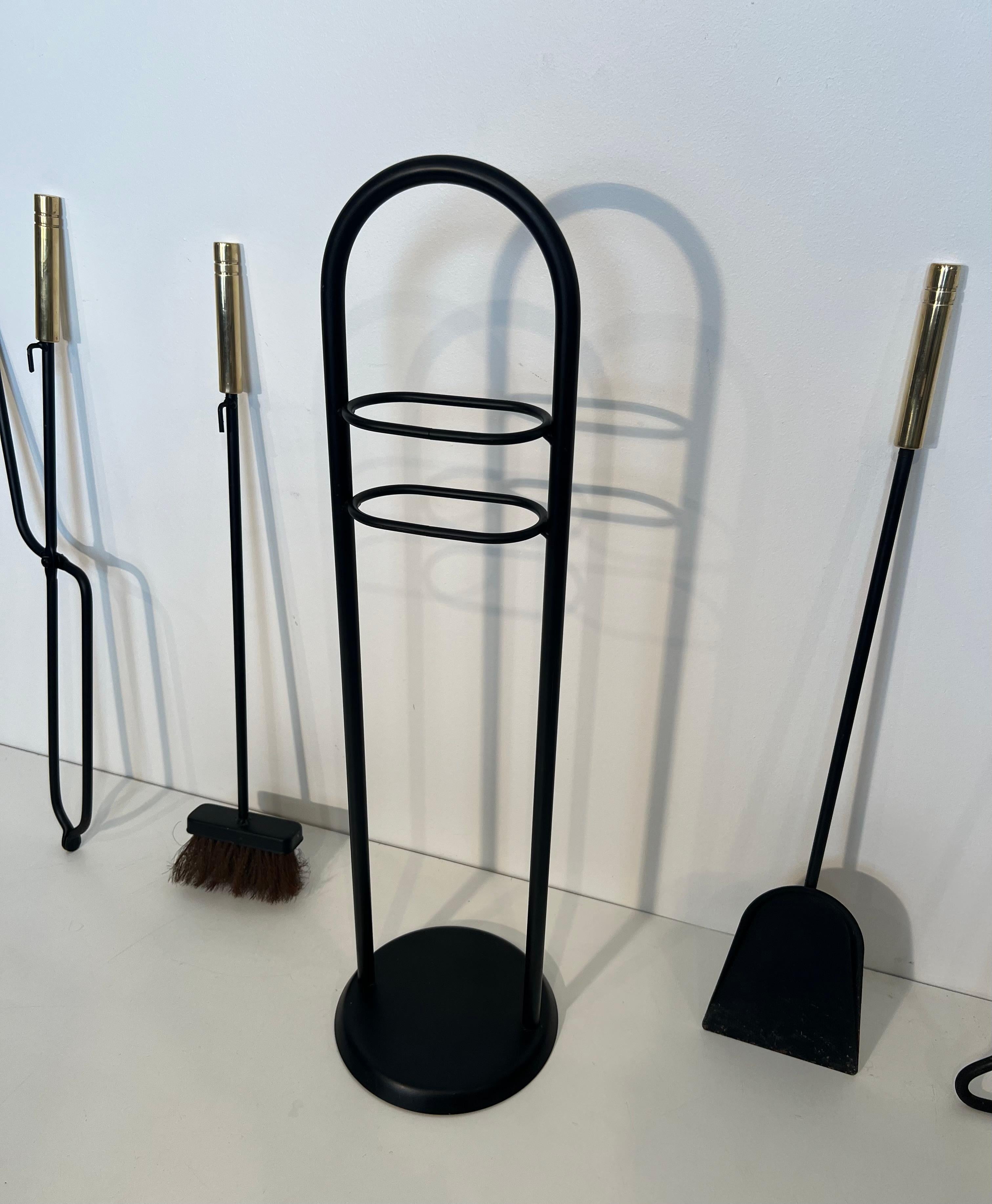 Metallo Strumenti per caminetto in metallo laccato nero e ottone su supporto in vendita