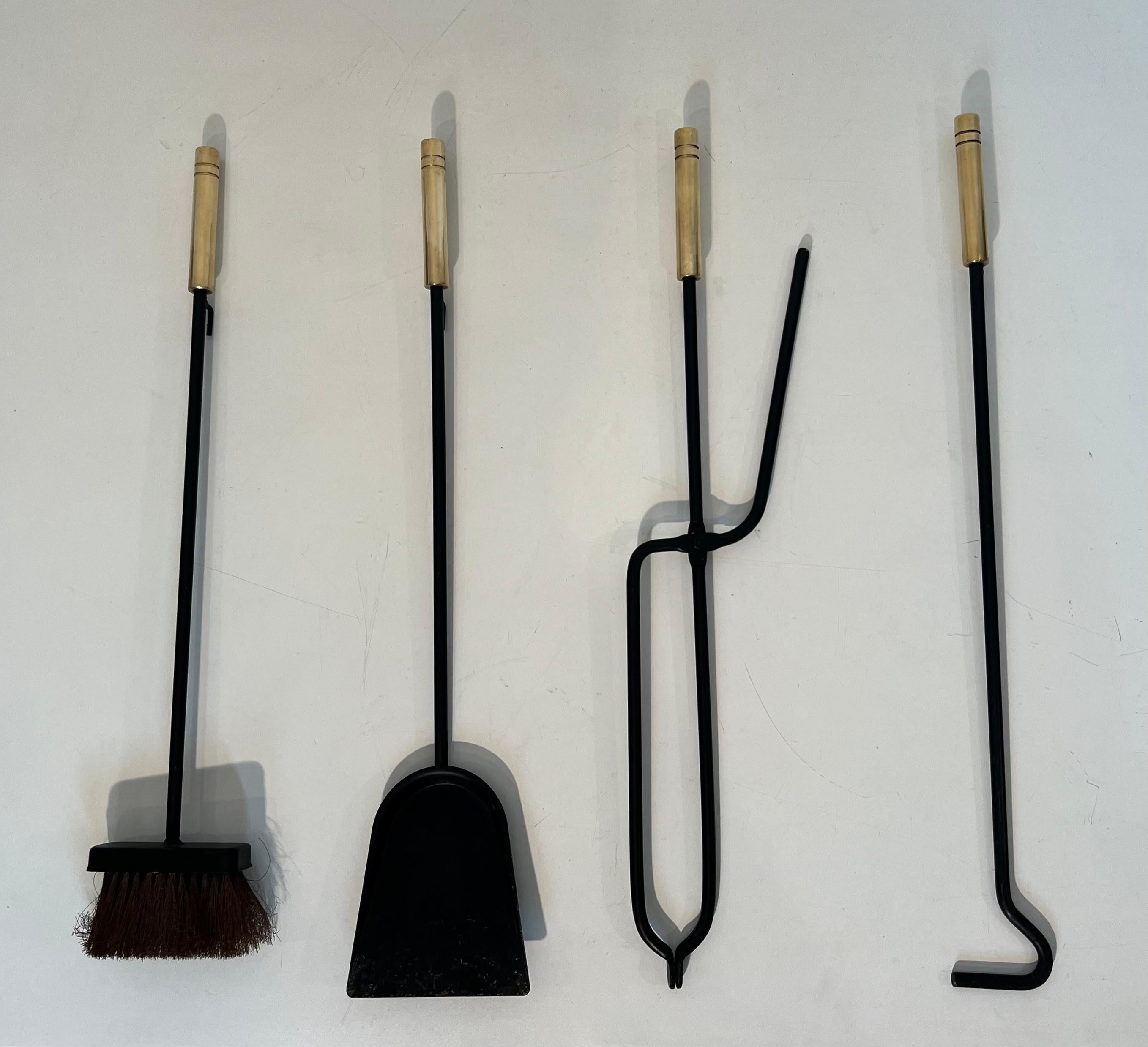 Strumenti per caminetto in metallo laccato nero e ottone su supporto in vendita 1