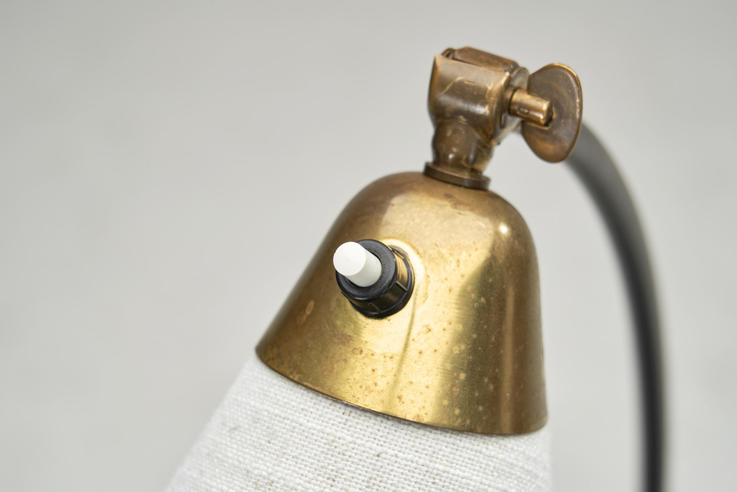 Lampada da terra in metallo laccato nero e ottone, Danimarca, anni '50 in vendita 7