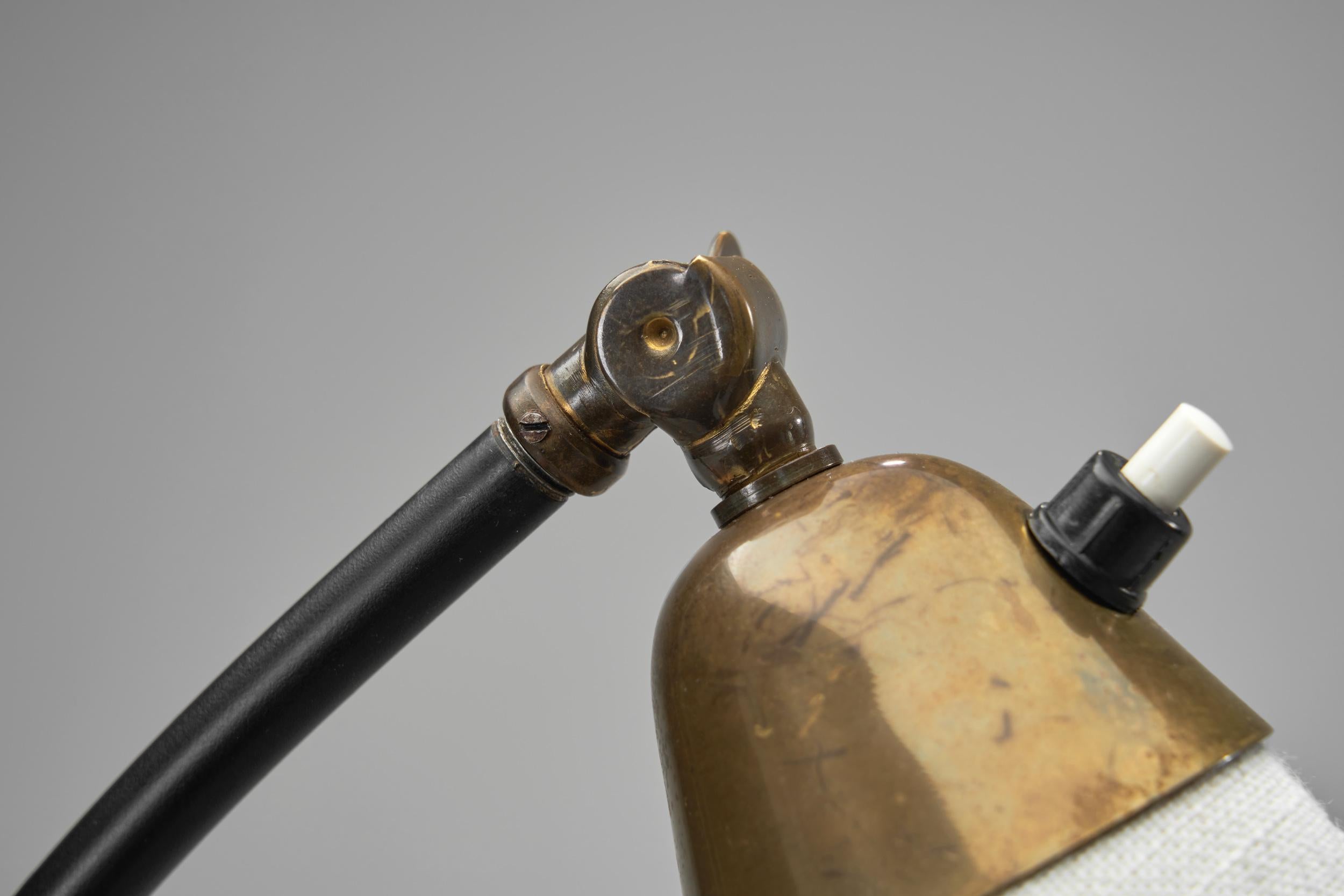 Lampada da terra in metallo laccato nero e ottone, Danimarca, anni '50 in vendita 8