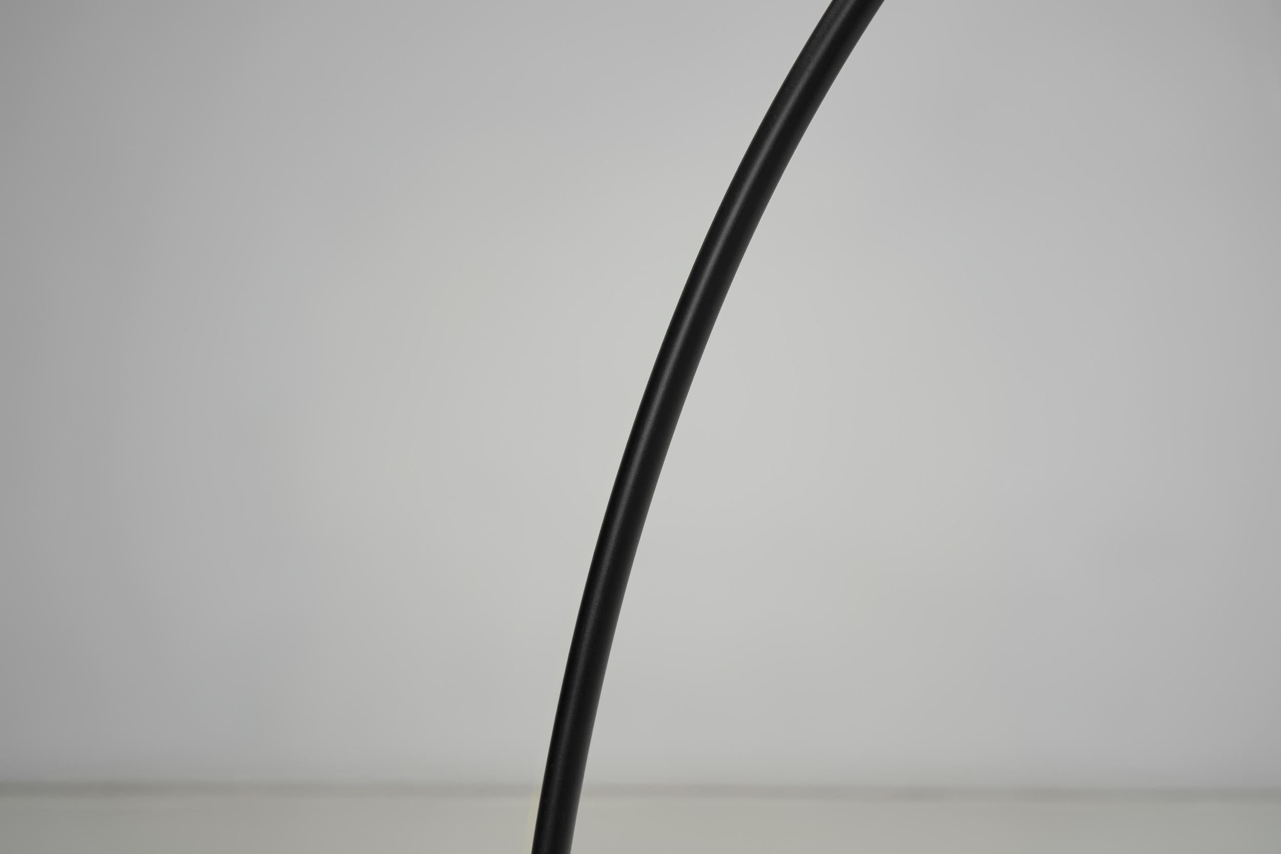 Lampada da terra in metallo laccato nero e ottone, Danimarca, anni '50 in vendita 9