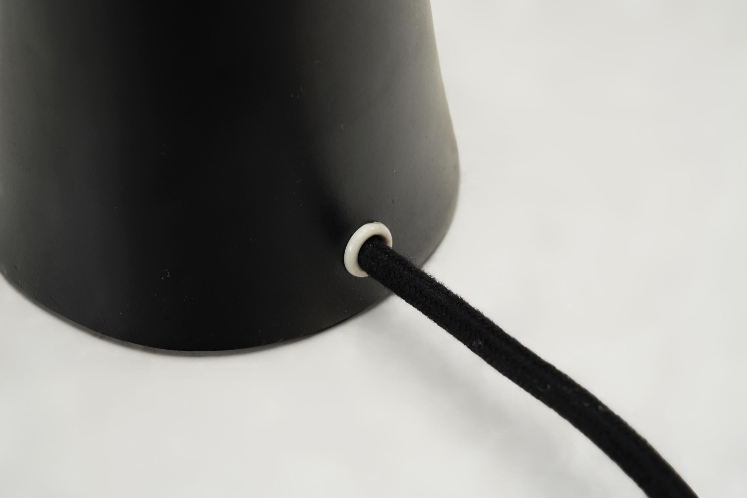 Lampada da terra in metallo laccato nero e ottone, Danimarca, anni '50 in vendita 12