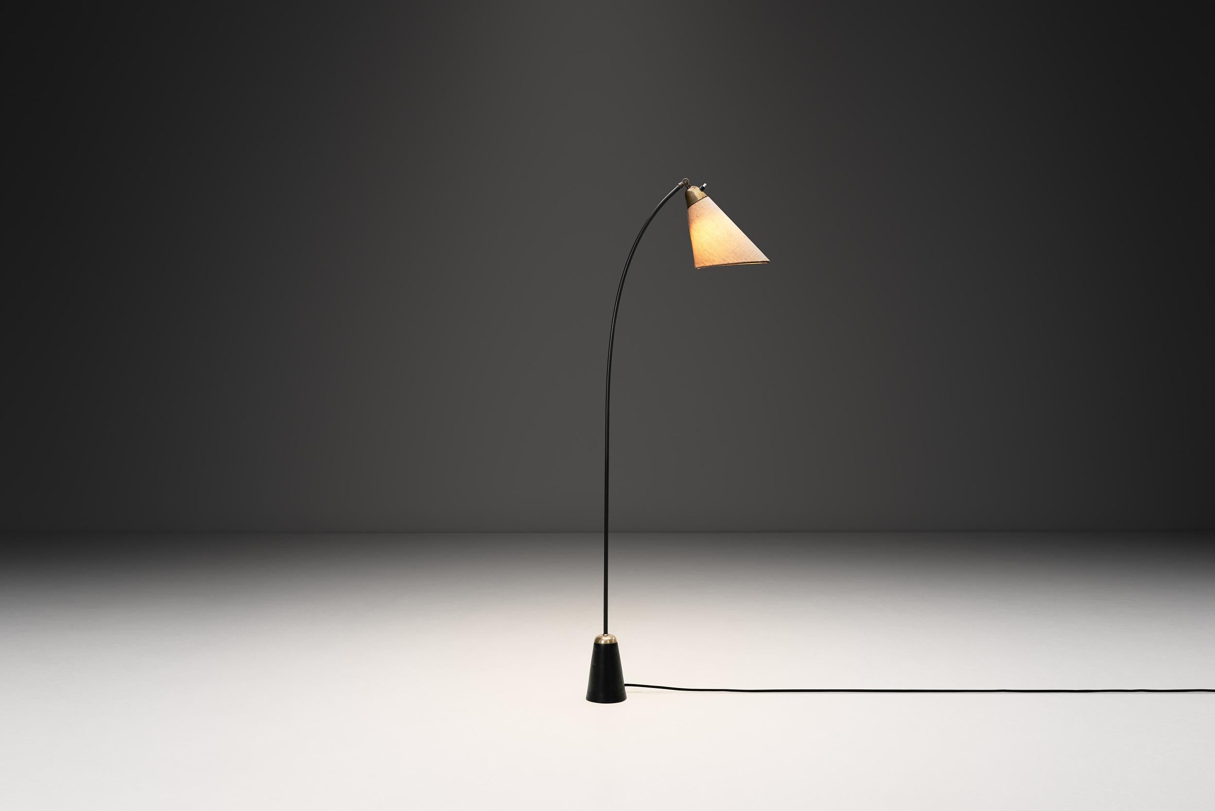 Il design dell'illuminazione danese degli anni '50 era caratterizzato da una tranquilla sicurezza. I designer si sono concentrati sulle proporzioni, sull'equilibrio e sul rapporto tra la luce e l'atmosfera che crea, in cambio di un eccesso di