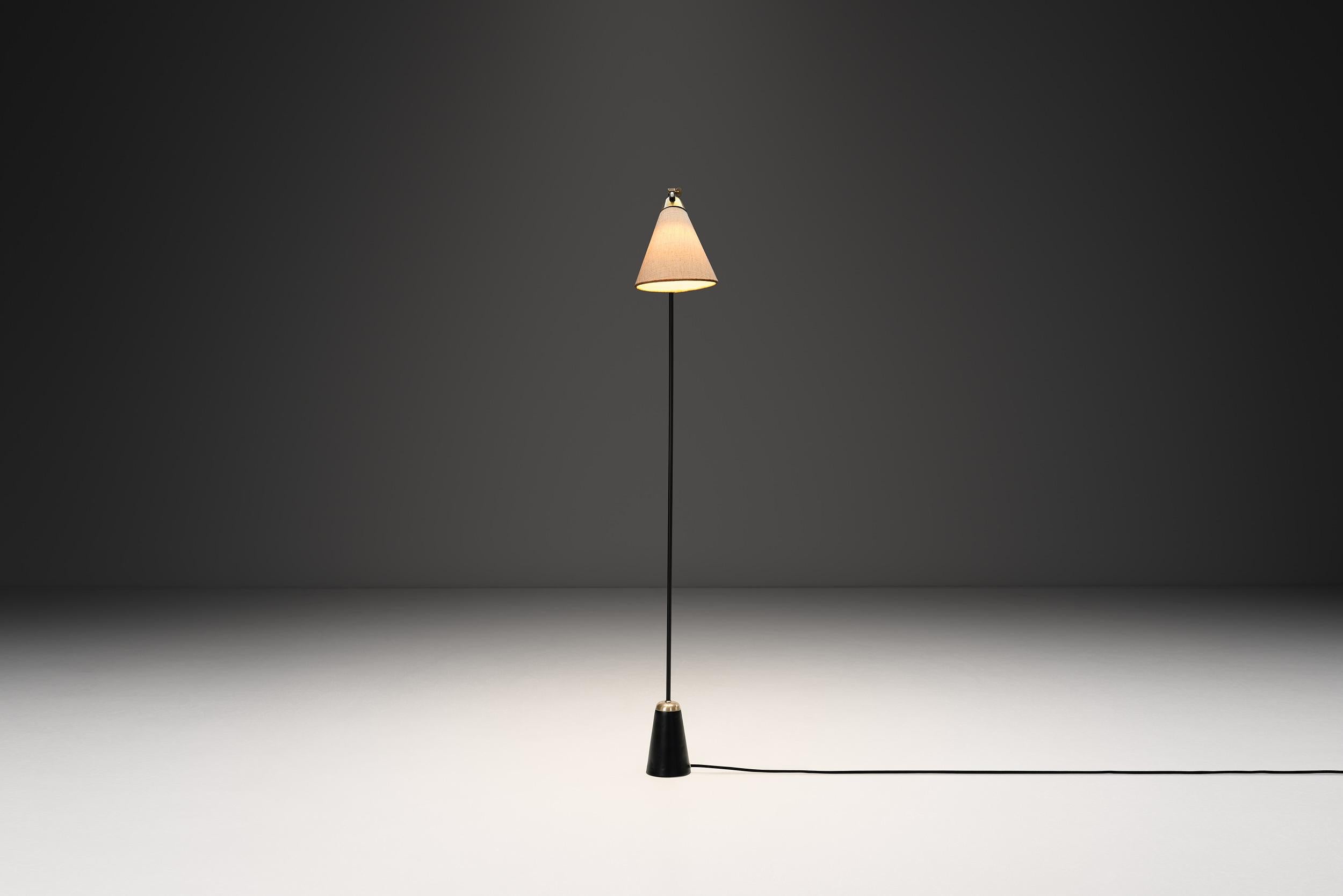 Danese Lampada da terra in metallo laccato nero e ottone, Danimarca, anni '50 in vendita